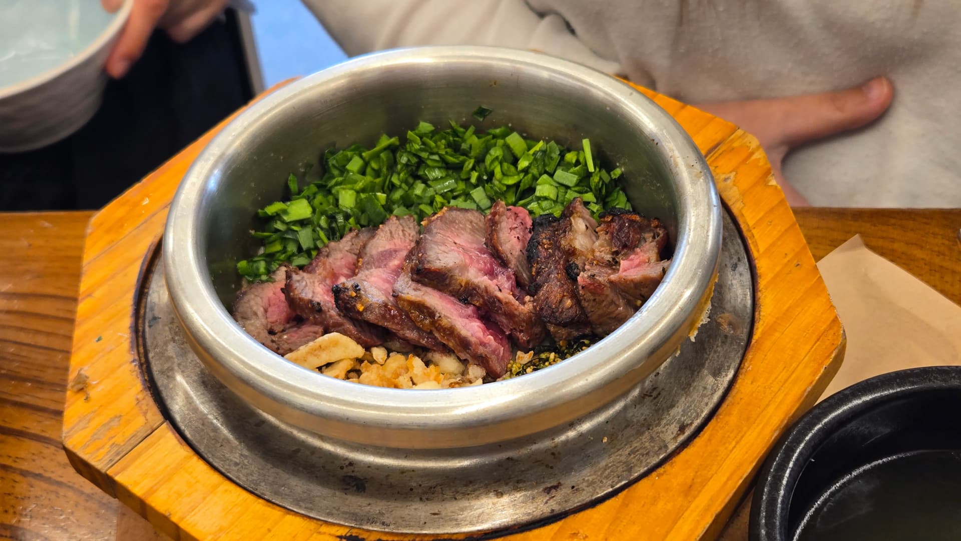 솥밥 με μοσχαρίσια παϊδάκια μέτριο ψήσιμο πάνω από ρύζι στο Handasot | 하이제이에스비