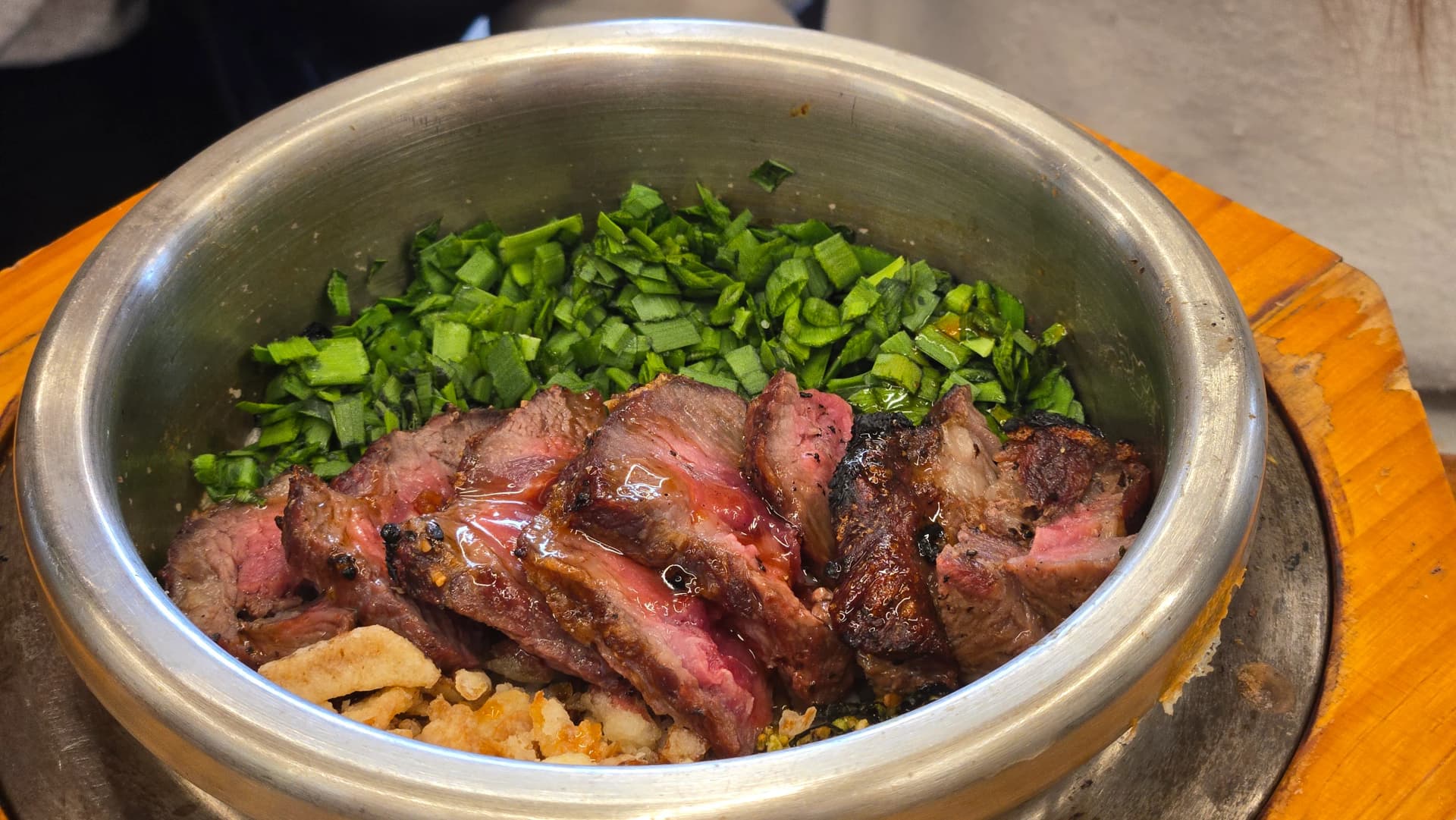 κοντινό πλάνο από 솥밥 με μοσχαρίσια παϊδάκια ζουμερό εσωτερικό και φρέσκο κρεμμυδάκι | 하이제이에스비