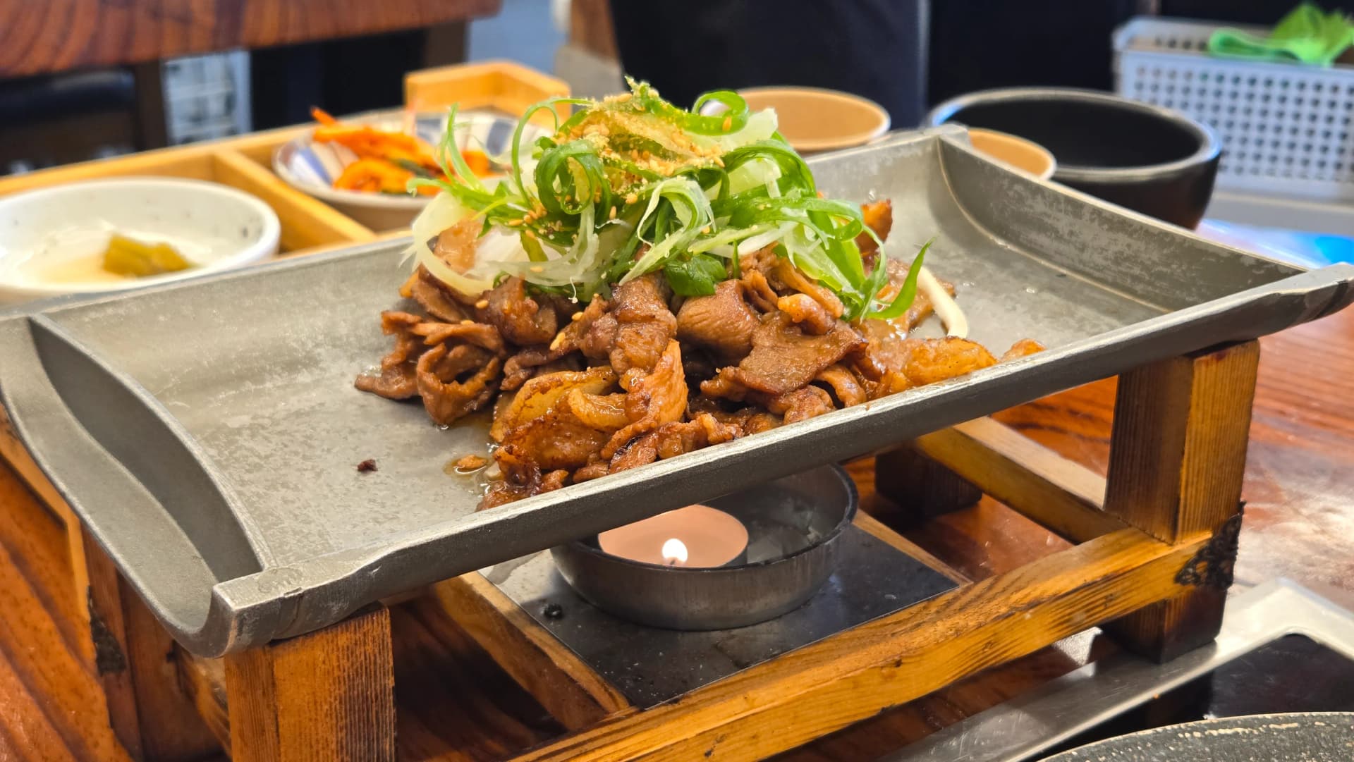 κοντινό πλάνο από χοιρινό μπουλγκόγκι στον ξυλόφουρνο με καραμελωμένη σάλτσα | 하이제이에스비