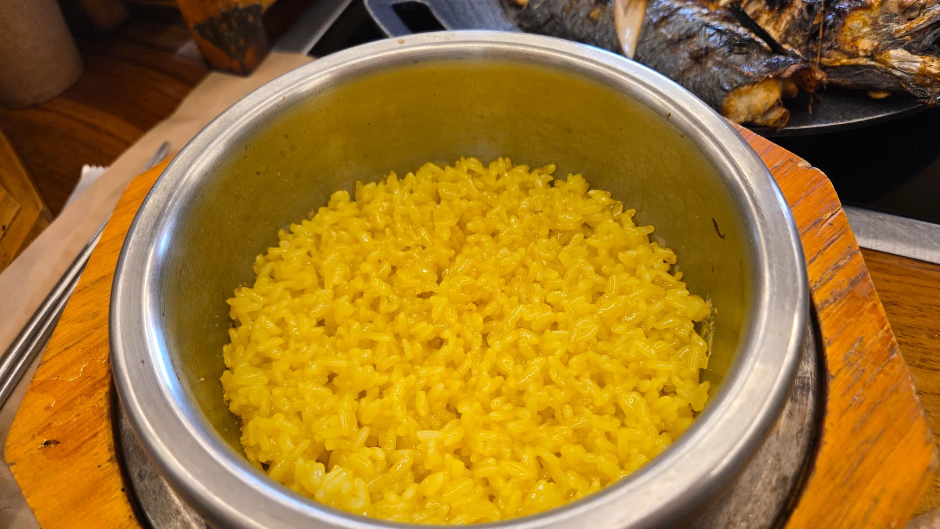 솥밥 με κουρκουμά σε πέτρινη κατσαρόλα με γυαλιστερούς και σπυρωτούς κόκκους | 하이제이에스비