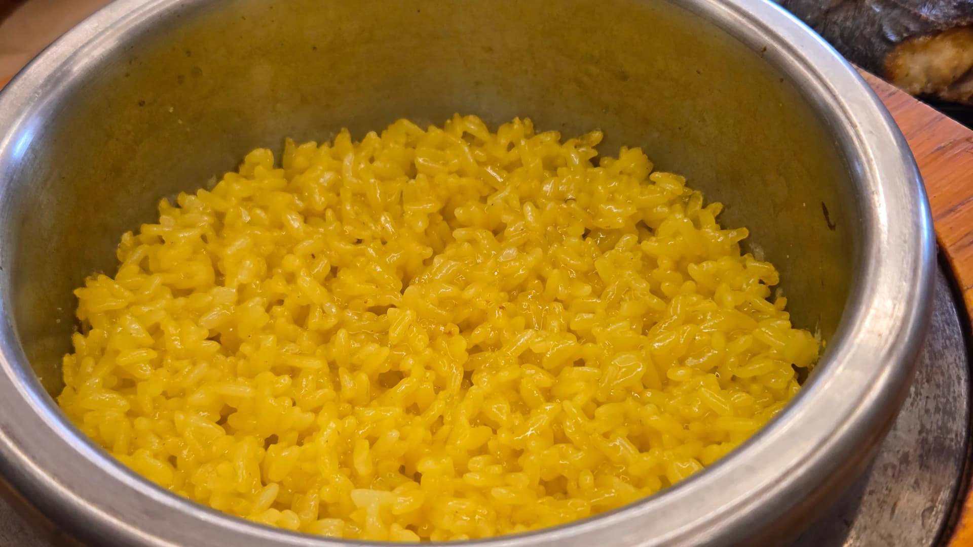 ανοιχτό 솥밥 με χρυσαφένιο ρύζι με κουρκουμά σε παραδοσιακή κορεάτικη κατσαρόλα | 하이제이에스비