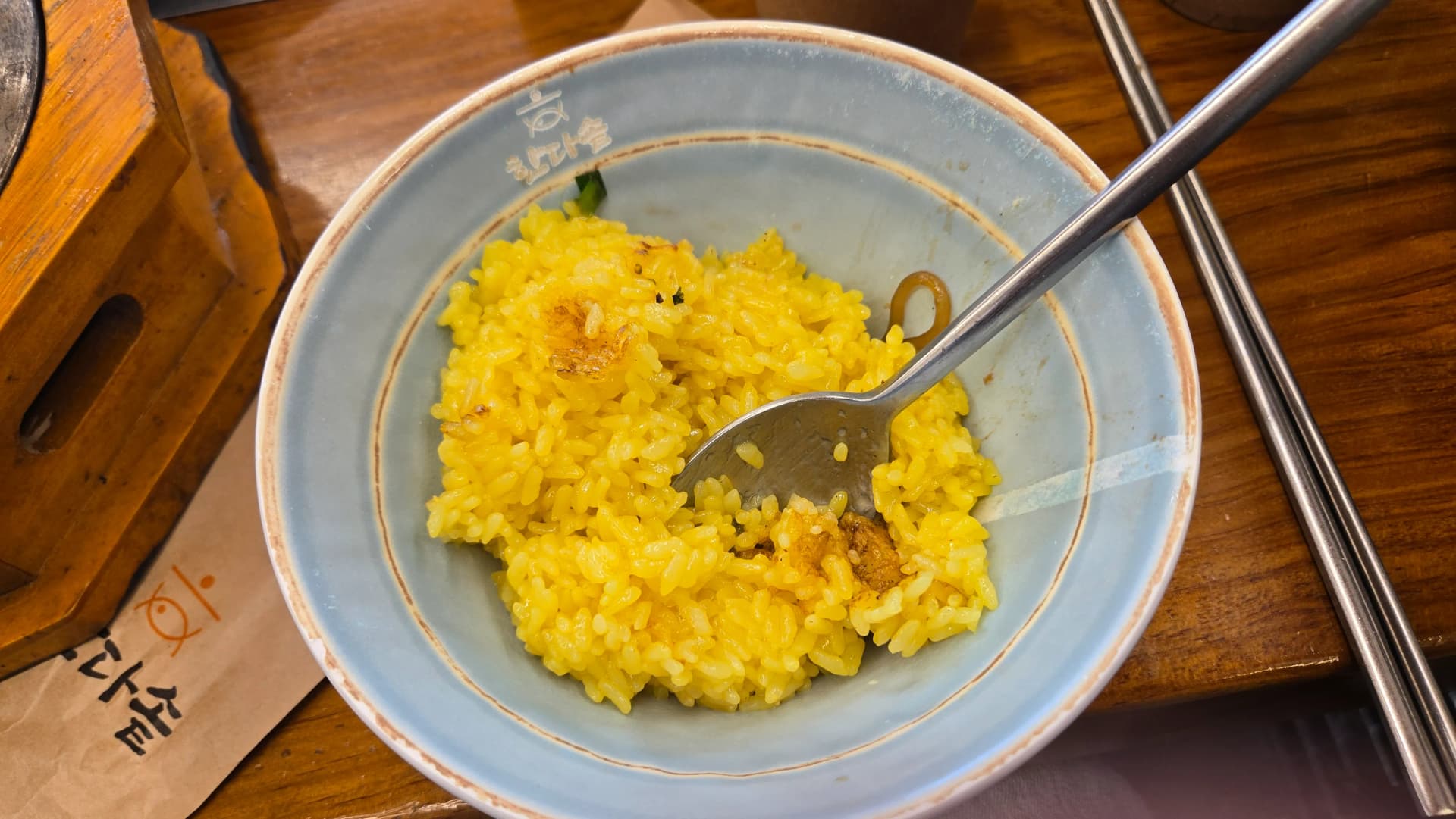 διαδικασία σερβιρίσματος του 솥밥 σε μπολ με λίγη τραγανή κρούστα ρυζιού | 하이제이에스비
