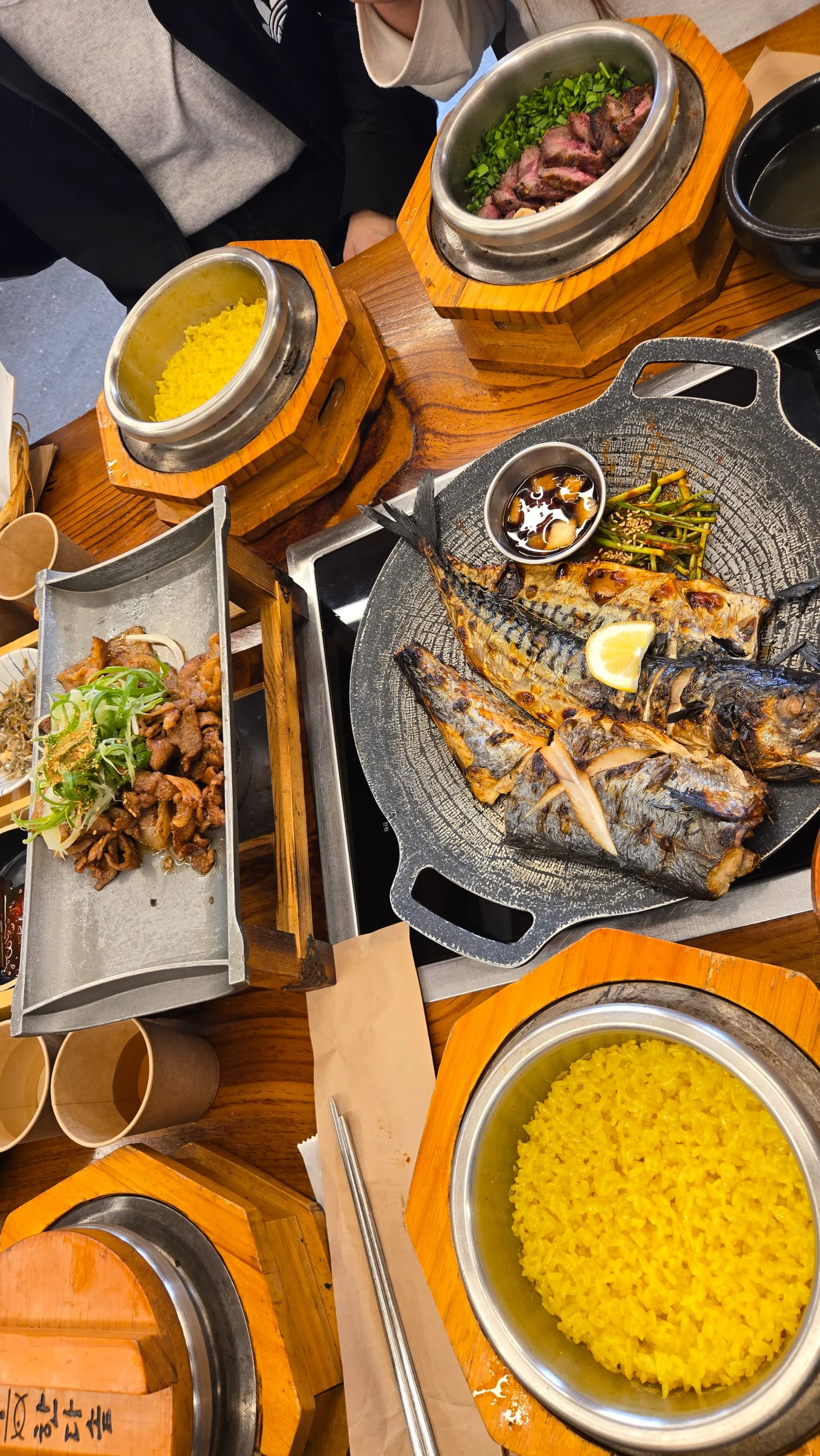 ολόκληρο κορεάτικο τραπέζι με τέσσερα 솥밥 δίσκους συνοδευτικών ψάρια και κρέας | 하이제이에스비