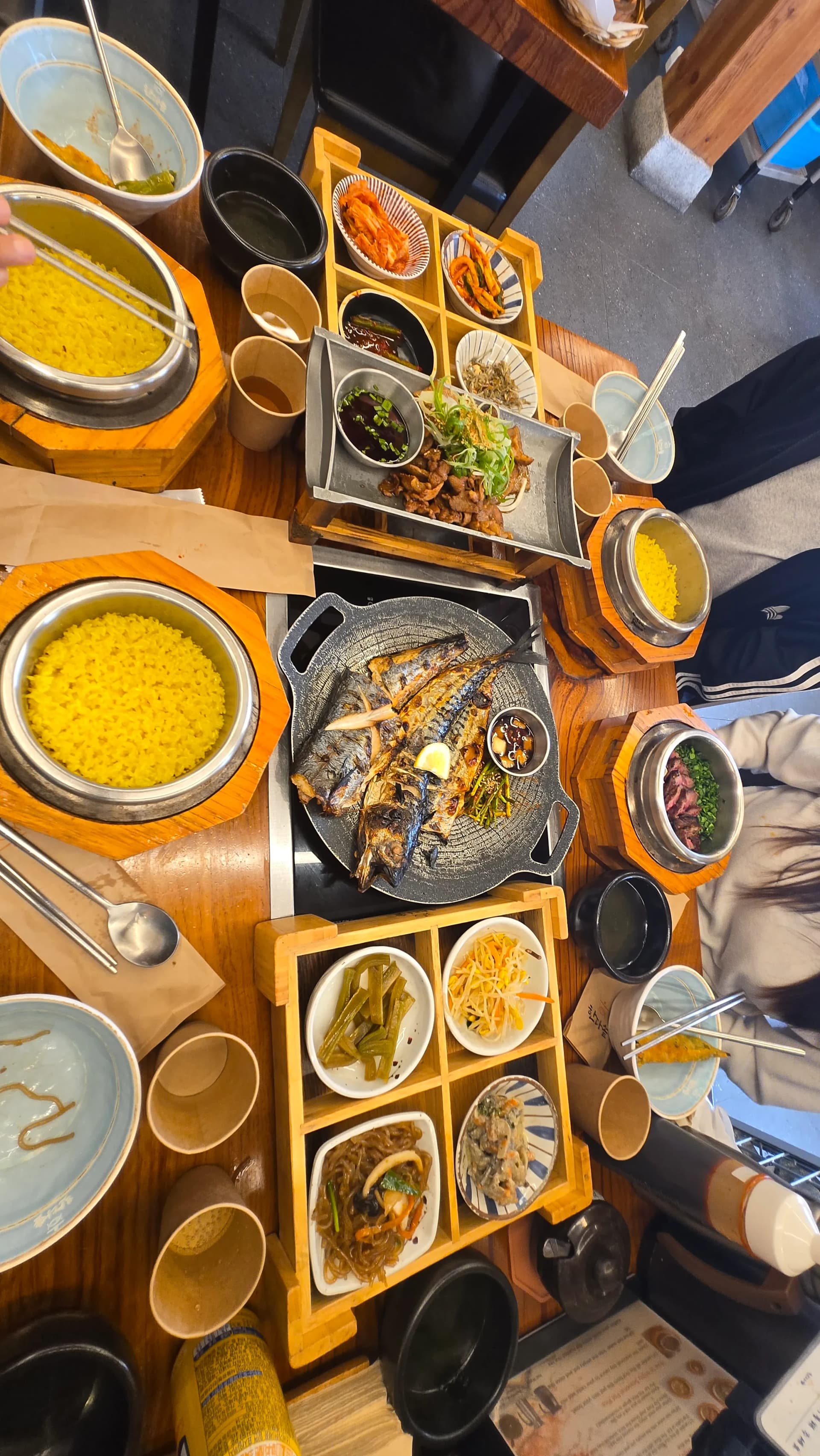 πλήρες παραδοσιακό κορεάτικο τραπέζι στο Gyeongju με 솥밥 συνοδευτικά και κυρίως πιάτα | 하이제이에스비