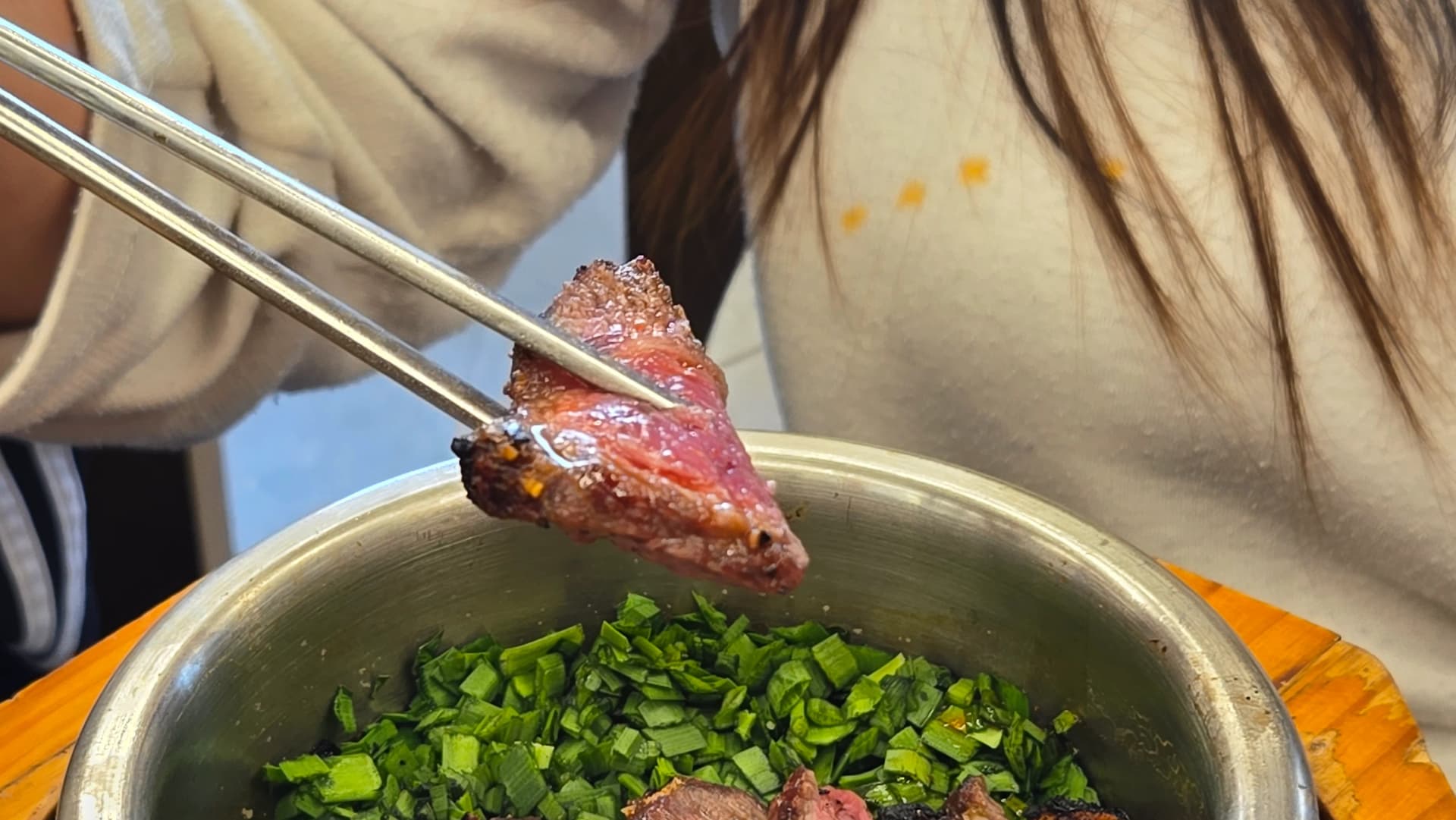 κοντινό πλάνο από 솥밥 με μοσχαρίσια παϊδάκια ροζ εσωτερικό και ζουμερό κρέας | 하이제이에스비