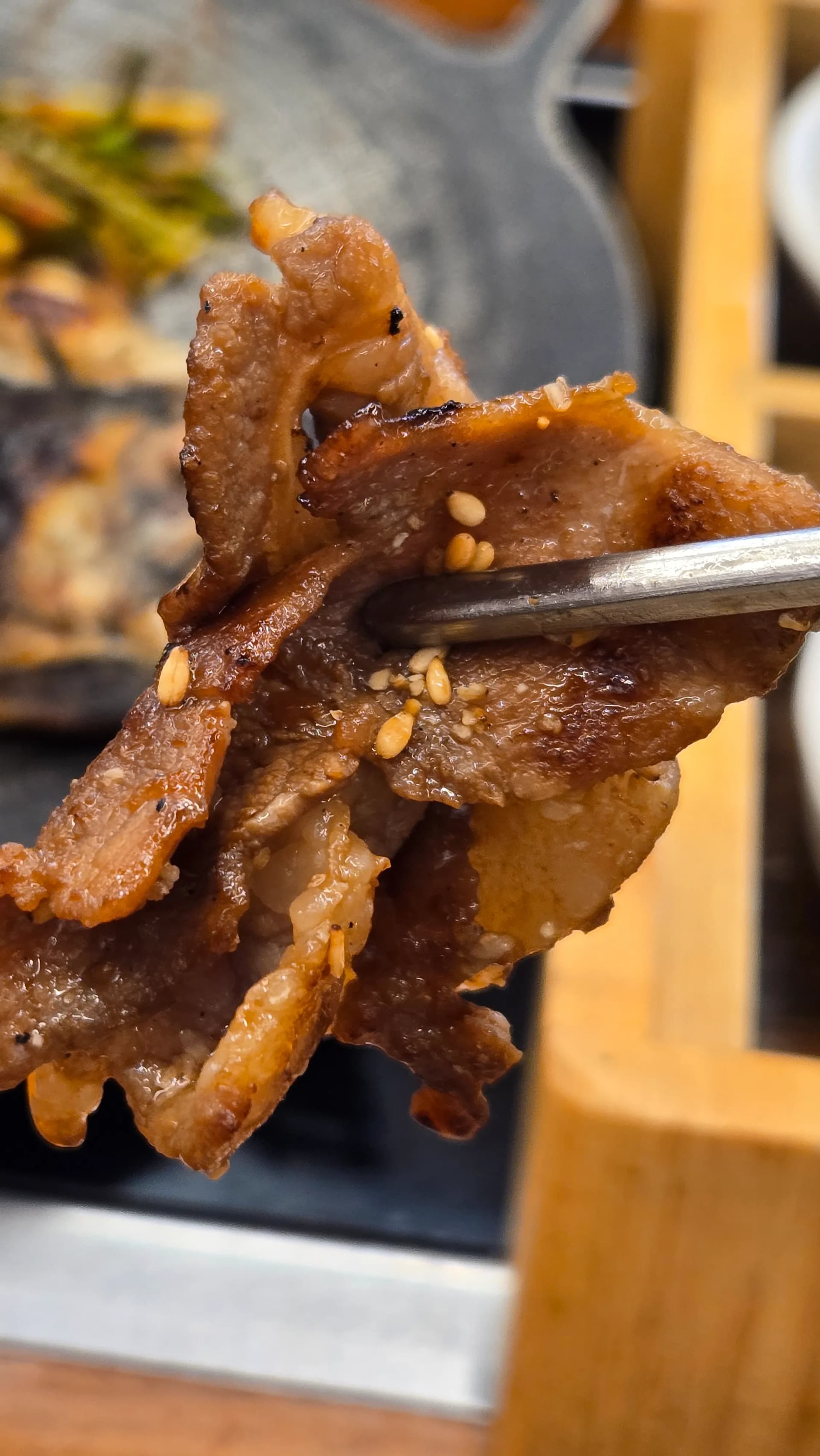 κοντινό πλάνο από χοιρινό μπουλγκόγκι στον ξυλόφουρνο με καραμελωμένη μαρινάδα και σουσάμι | 하이제이에스비