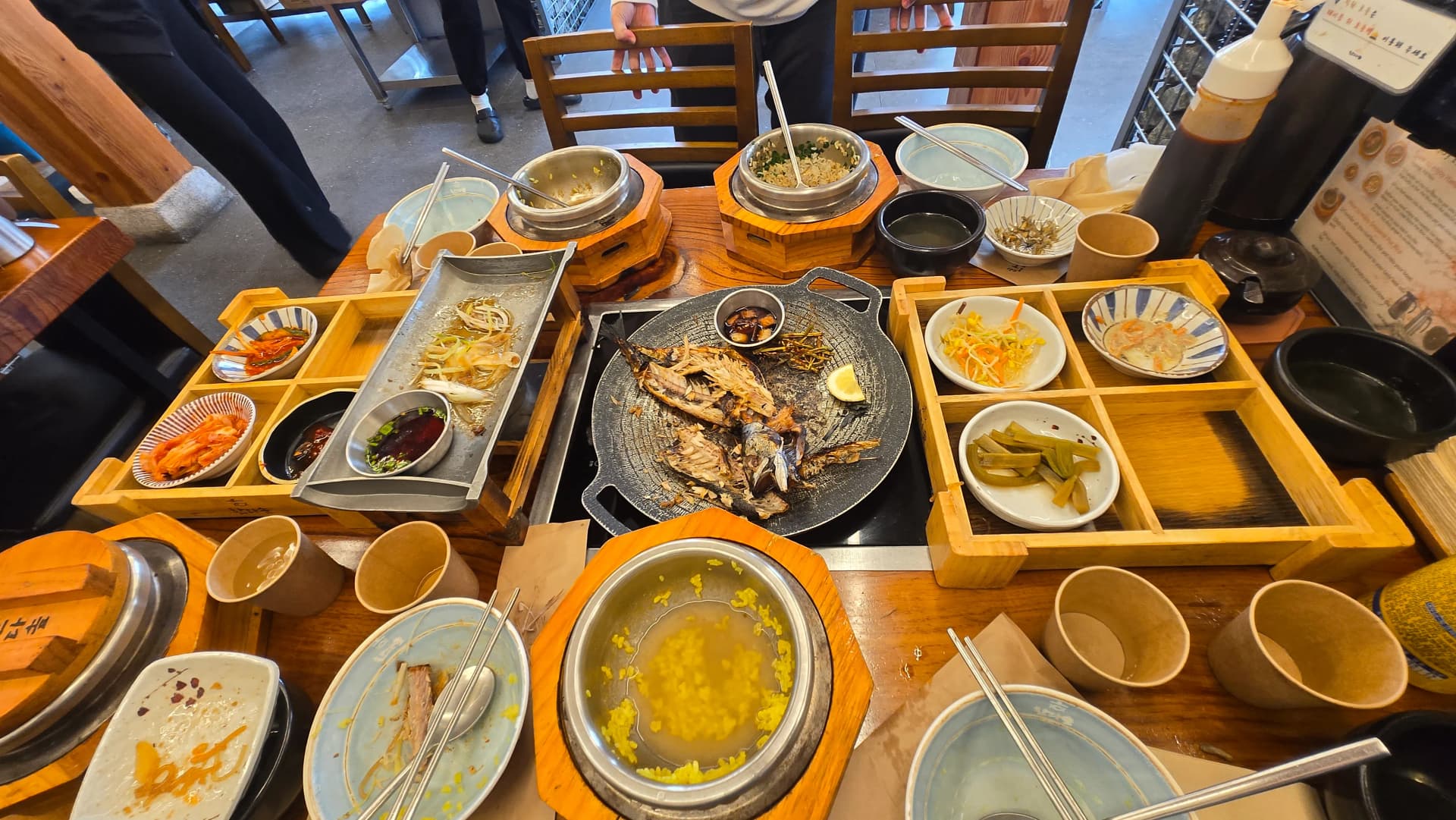 τραπέζι μετά το γεύμα με άδεια πιάτα 숭늉 και κόκαλα ψαριού στο Handasot | 하이제이에스비