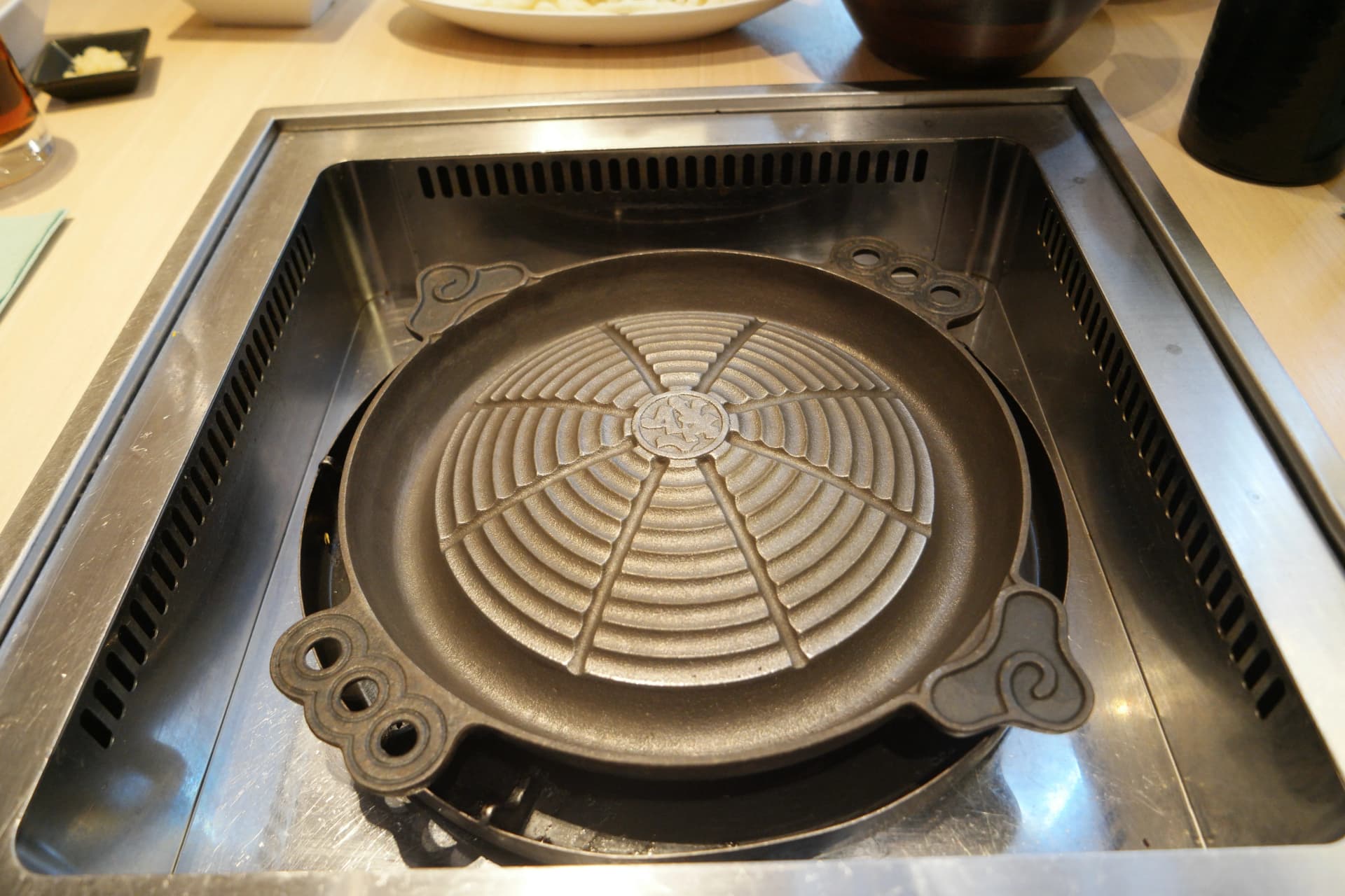 হোক্কাইদো জিঙ্গিসুকানের বিশেষ গ্রিল প্লেট মাঝখান উঁচু গোলাকার গঠন | 하이제이에스비