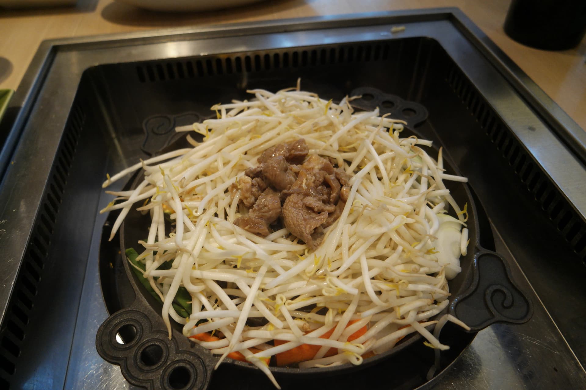 হোক্কাইদো জিঙ্গিসুকান প্রাথমিক সেটআপ ভেড়ার মাংস আর বিনস্প্রাউট সবজি | 하이제이에스비