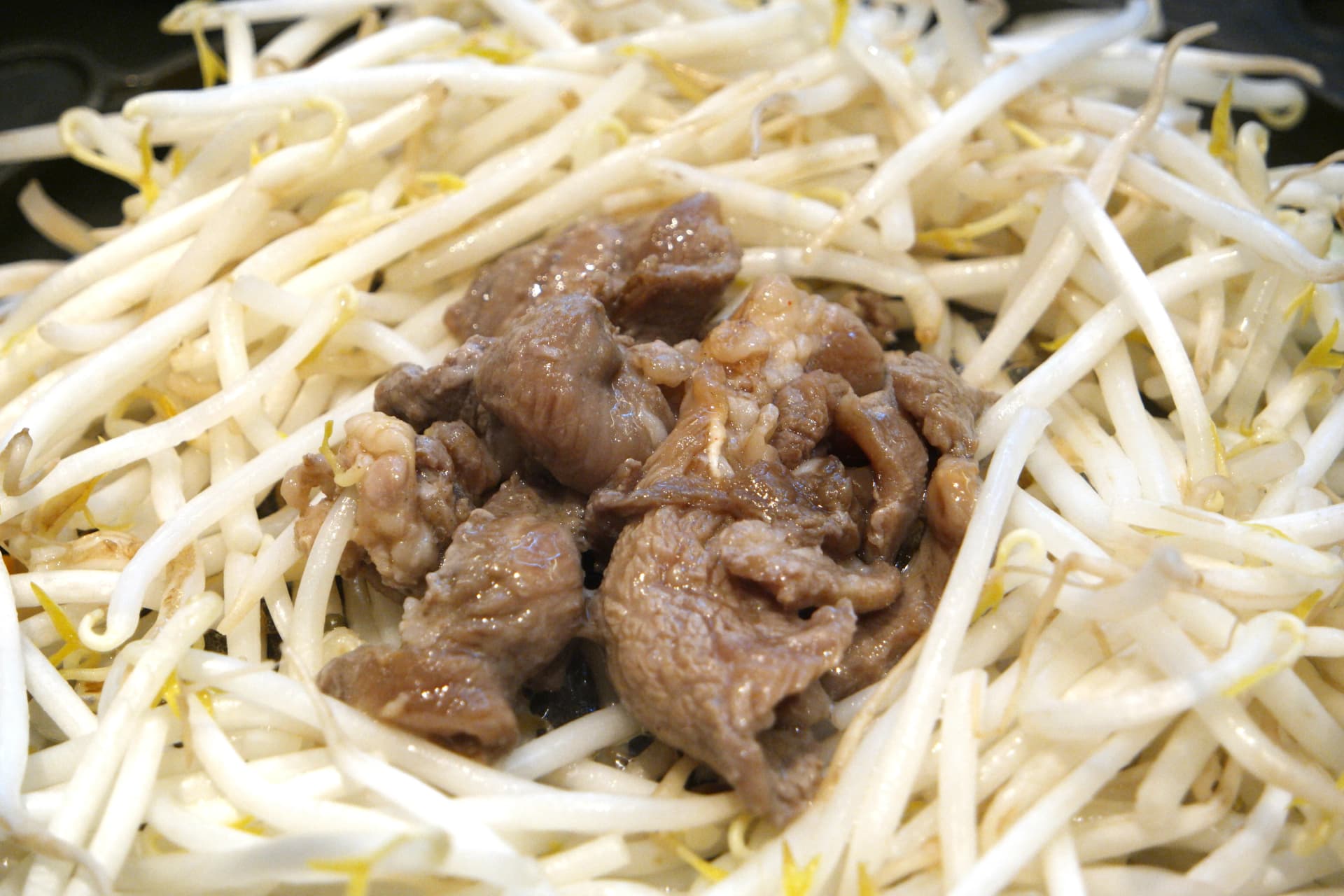 সাকিজুকে পদ্ধতির জিঙ্গিসুকান ভেড়ার মাংস ক্লোজআপ মেরিনেডের রঙ | 하이제이에스비