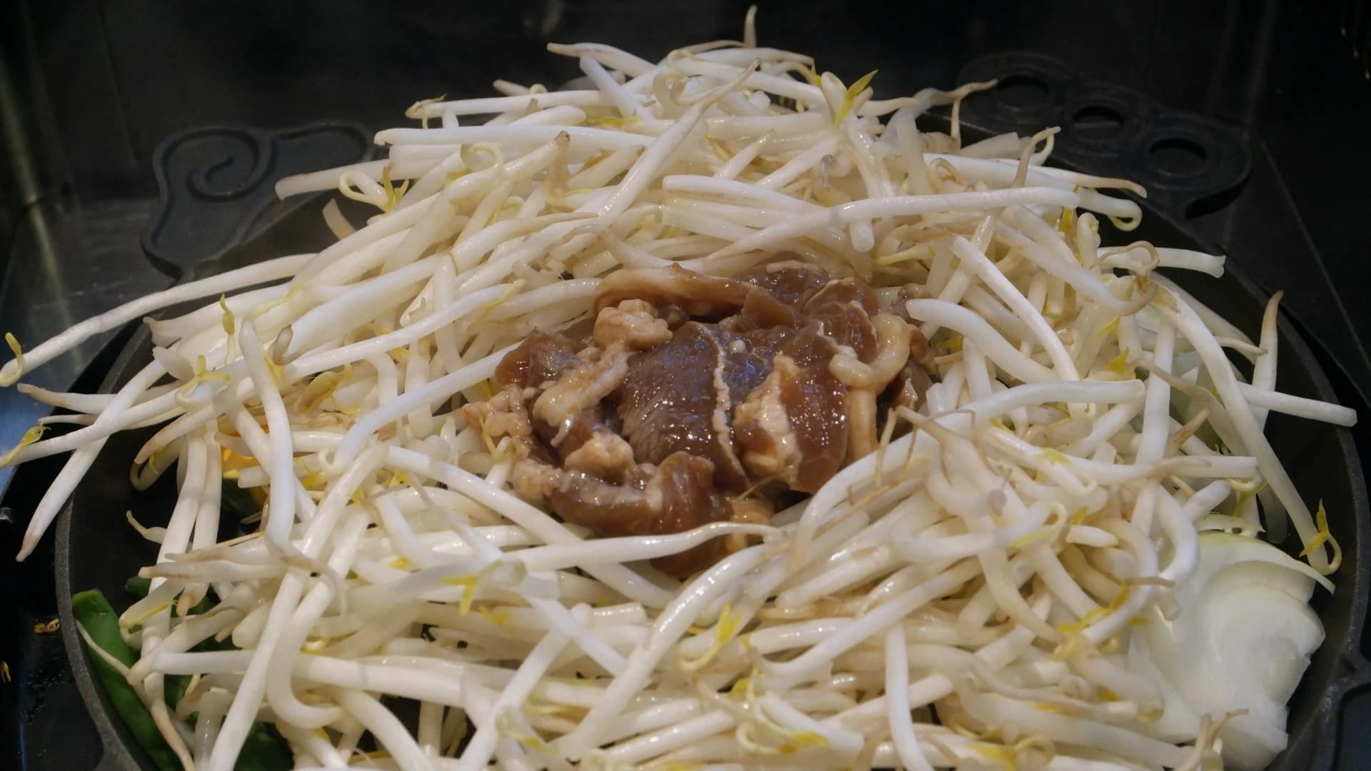 জিঙ্গিসুকান ভেড়ার মাংস গ্রিল করার সময় রস আর সস সবজিতে গড়িয়ে পড়ছে | 하이제이에스비