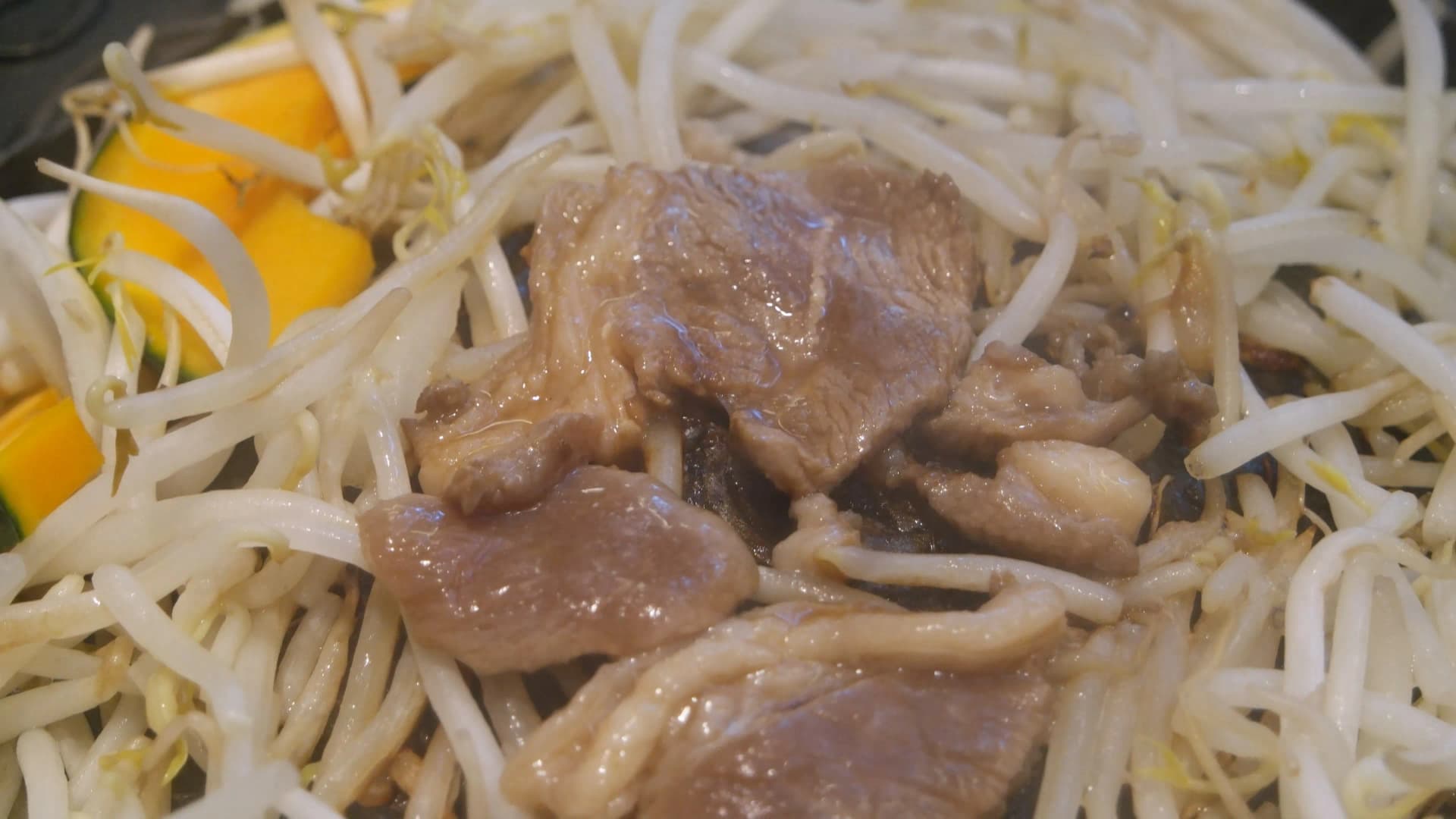 জিঙ্গিসুকানের সস মাখা বিনস্প্রাউট ভাজা অবস্থা | 하이제이에스비