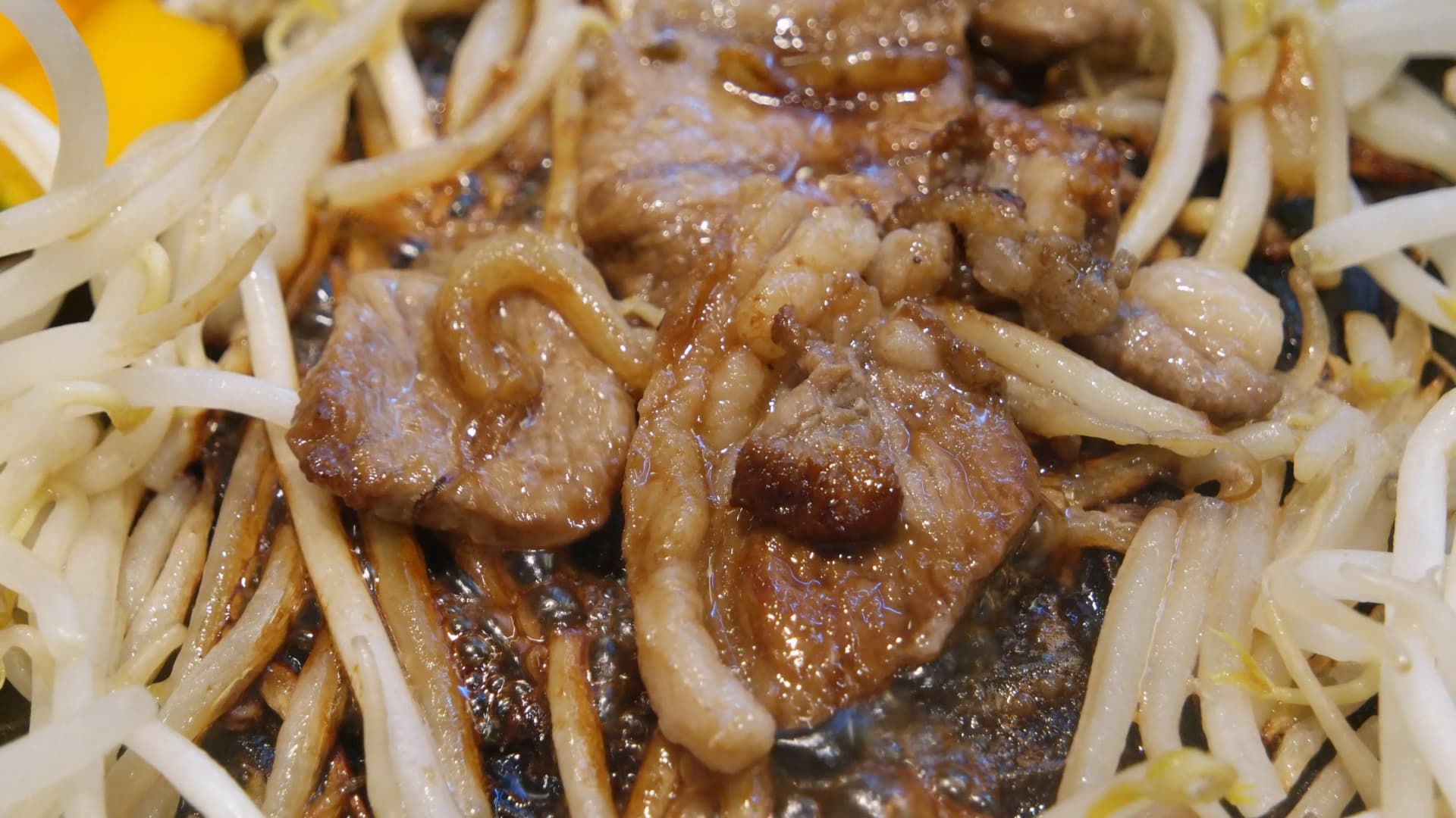 জিঙ্গিসুকান গ্রিল প্লেটে সস জমে ভেড়ার মাংস আর পেঁয়াজ একসাথে রান্না হচ্ছে | 하이제이에스비