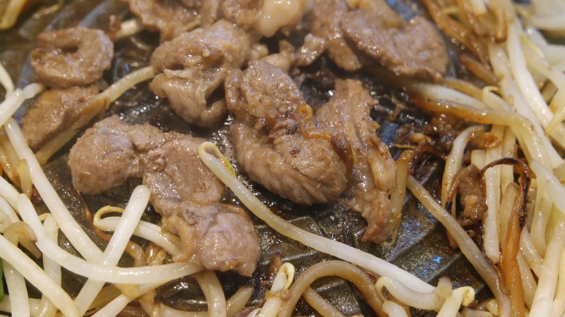 জিঙ্গিসুকানের শেষ পর্যায় ক্যারামেলাইজড ভেড়ার মাংস আর ঘন সস | 하이제이에스비