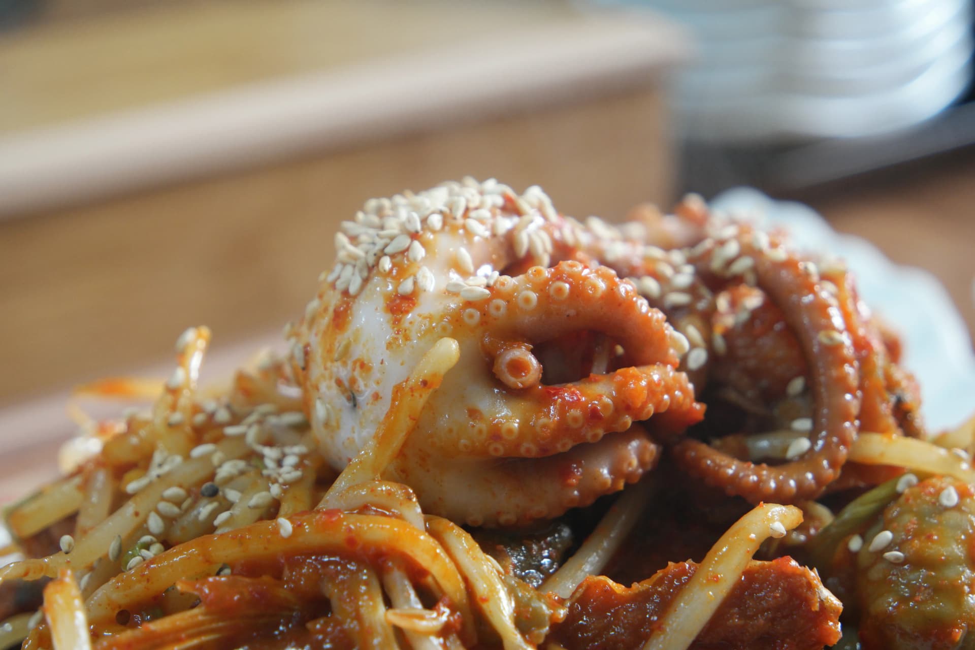 رأس أخطبوط صغير كامل بالممصّات الواضحة ضمن طبق هوانغتيه الحار