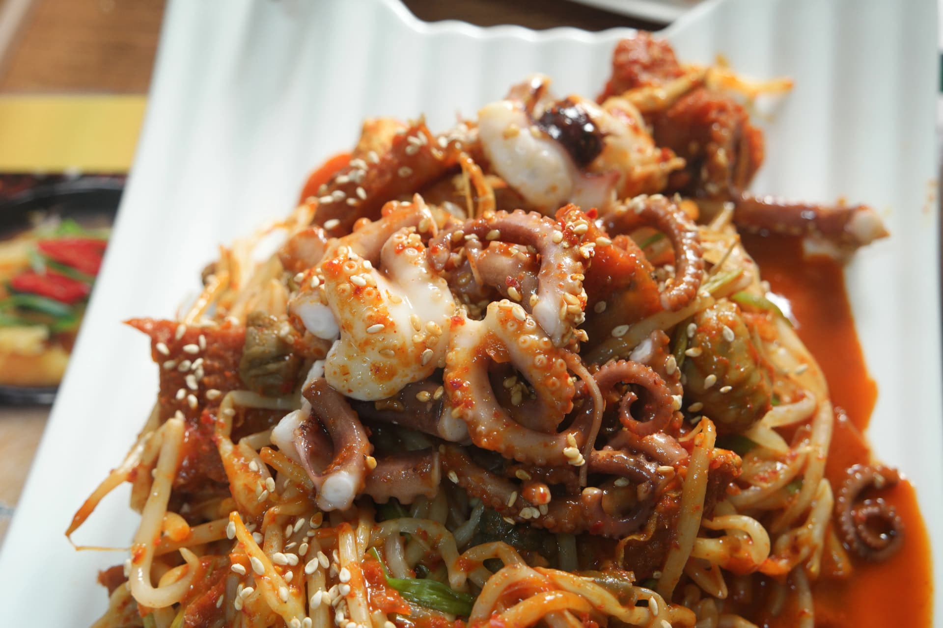 الطبق من الأعلى — بقايا الصلصة الحمراء في قاع طبق هوانغتيه البحري