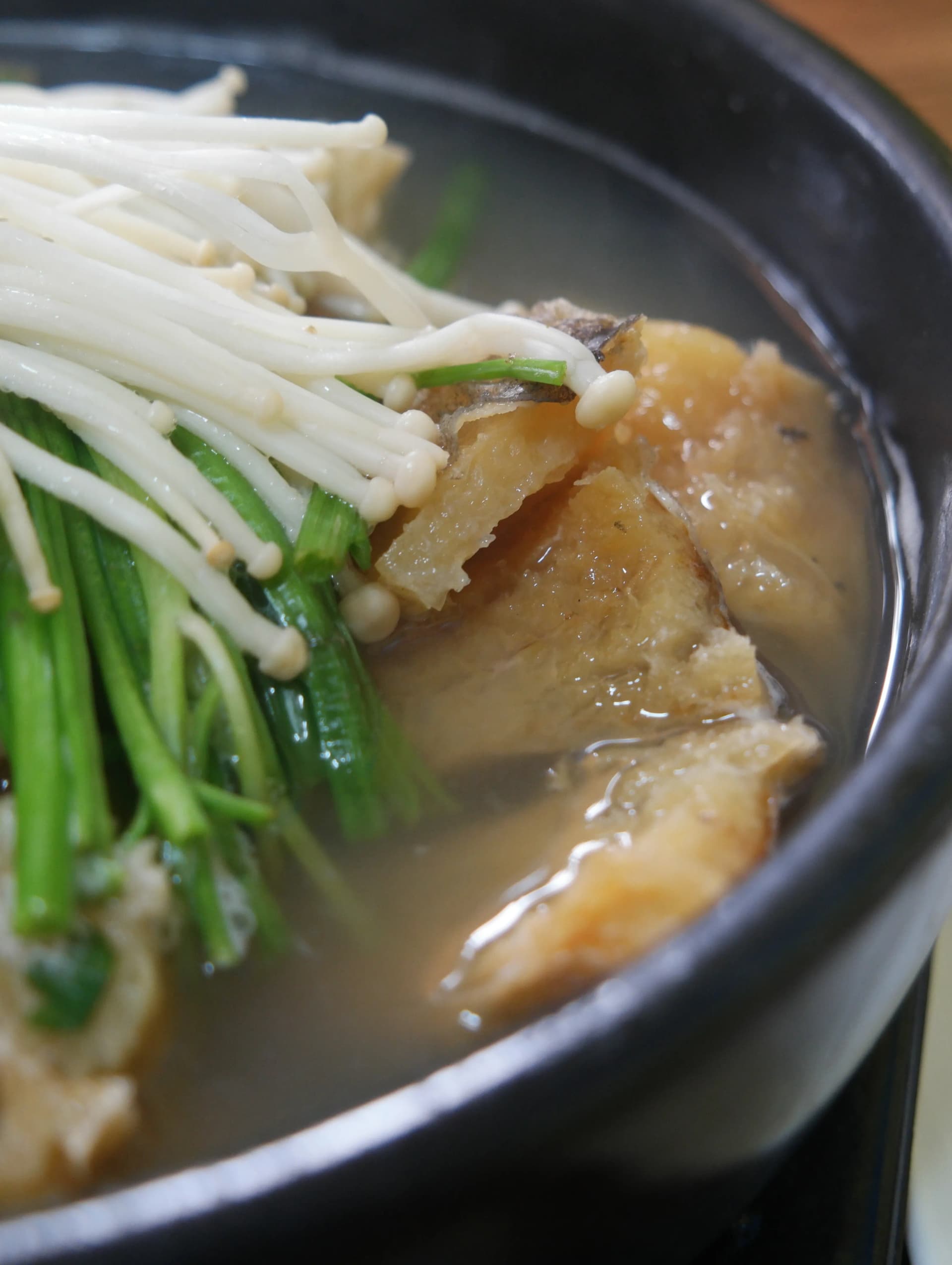 لقطة قريبة للحم هوانغتيه المنتفخ في الشوربة الصافية — قوام إسفنجي طري