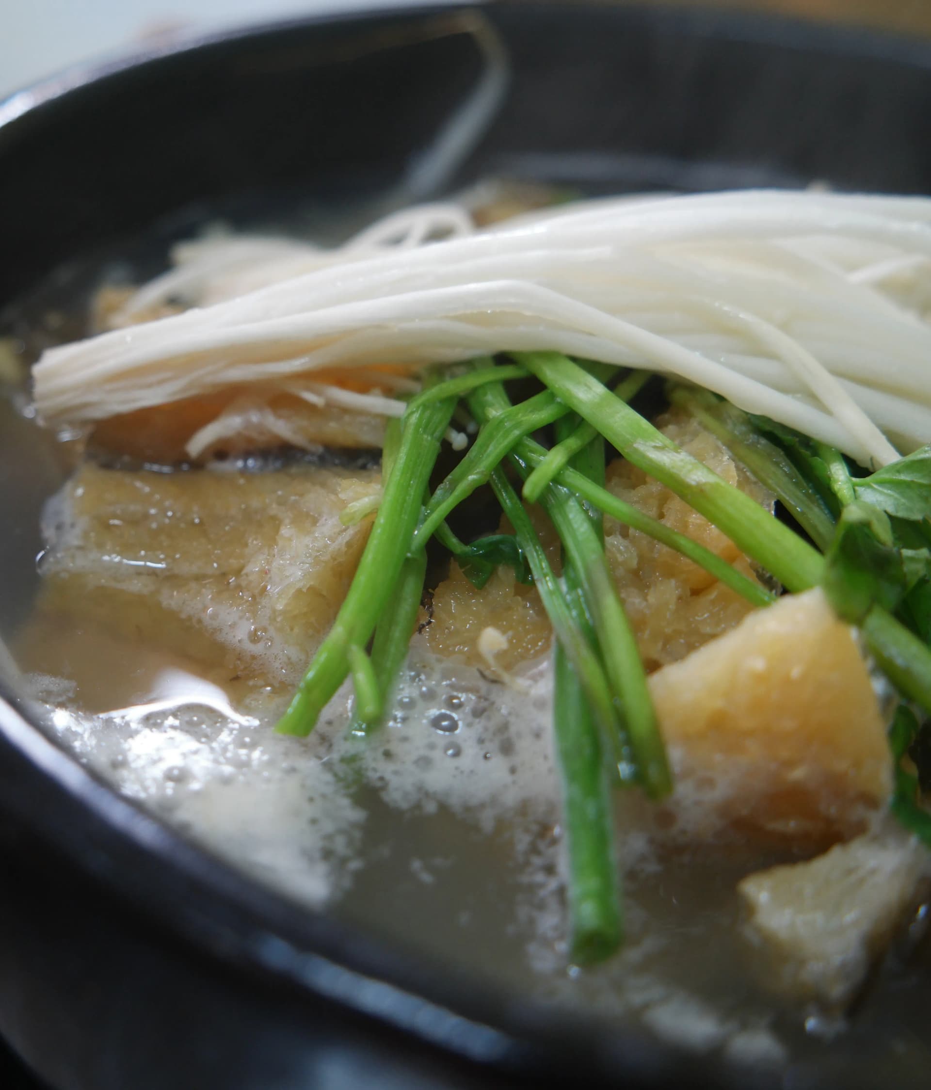 شوربة هوانغتيه تغلي بالفقاعات في الوعاء الفخاري — مرق ساخن صافٍ