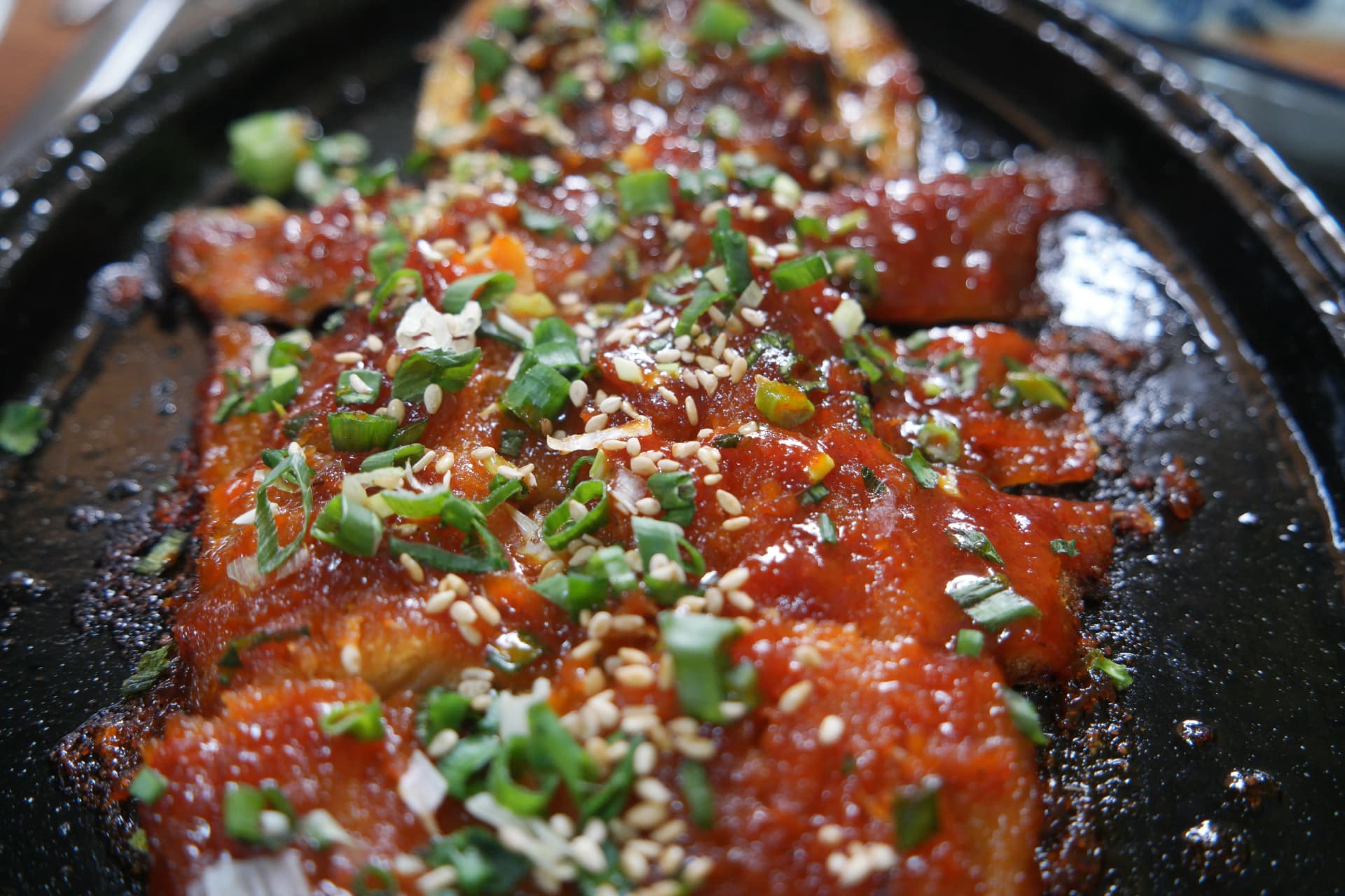 لحم هوانغتيه جوريم لامع مغطى بصلصة غوتشوجانغ حمراء — طبق سمك مع الأرز