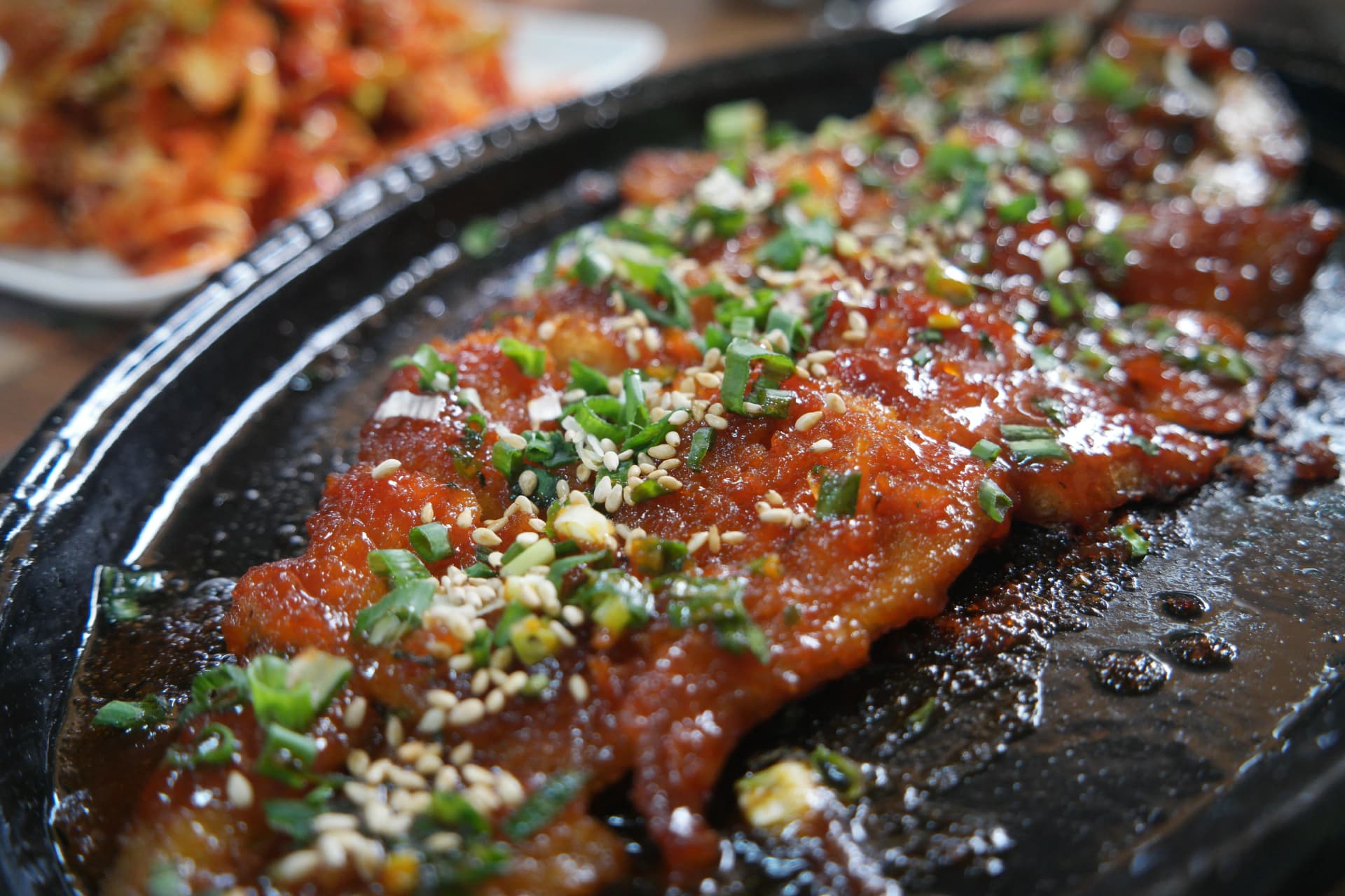 مقارنة بين طبق هوانغتيه الحار وطبق جوريم جنبًا إلى جنب — نفس السمكة بطريقتين