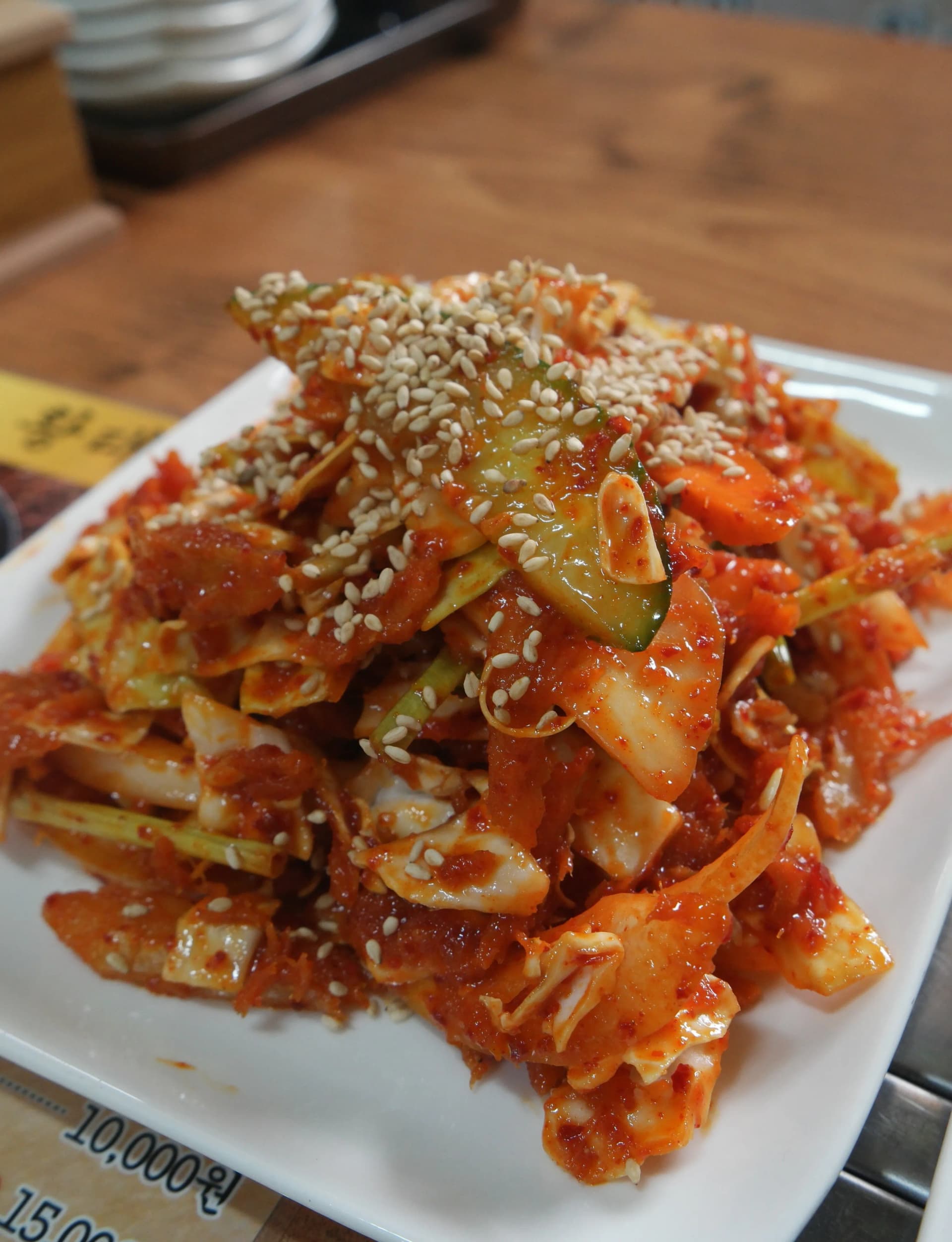 طبق هوانغتيه موتشيم — شرائح سمك مجفف ممزقة بتوابل الفلفل الأحمر مع خيار وجزر وسمسم