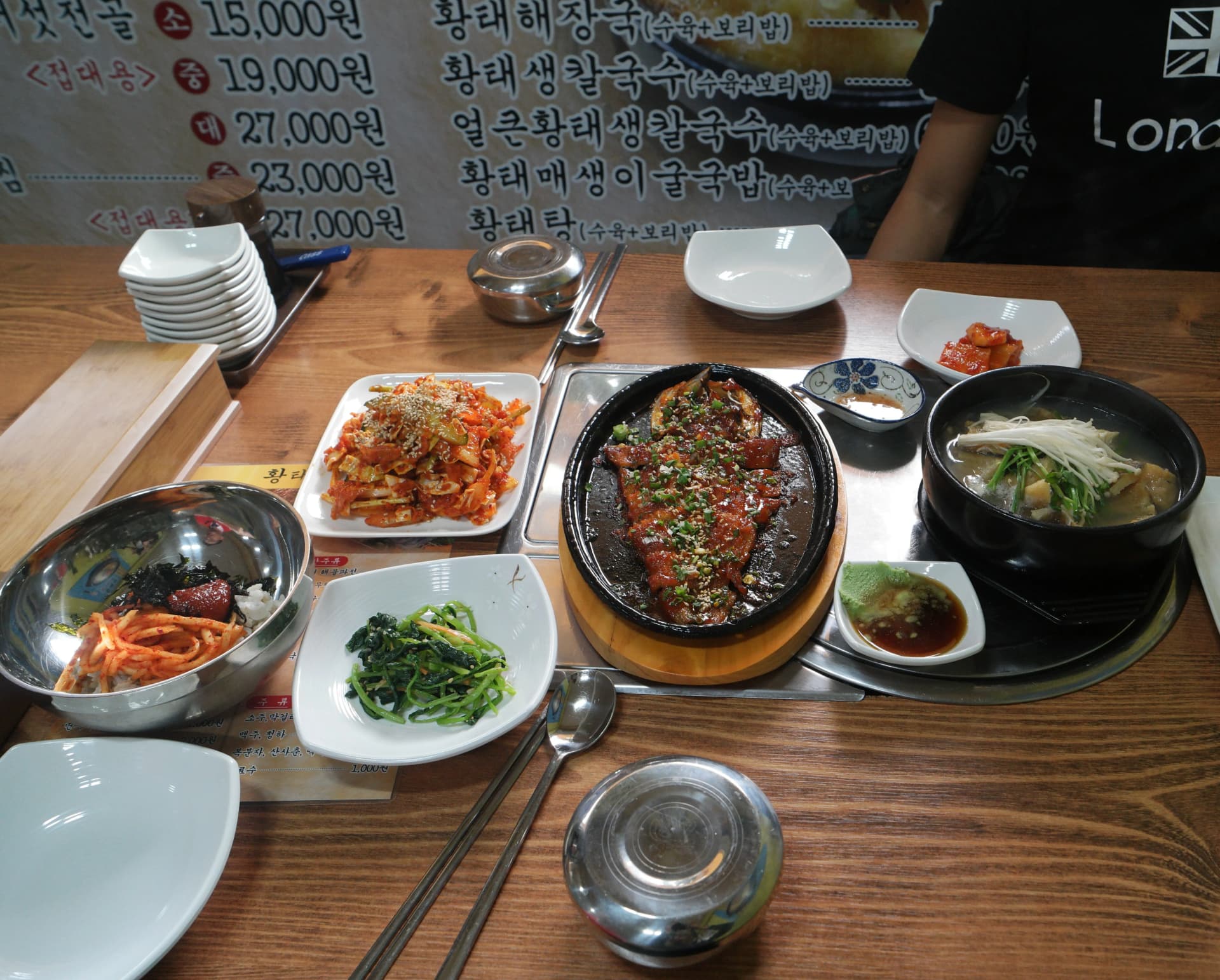 مائدة أطباق هوانغتيه كاملة — جوريم وشوربة وأطباق جانبية على طاولة واحدة