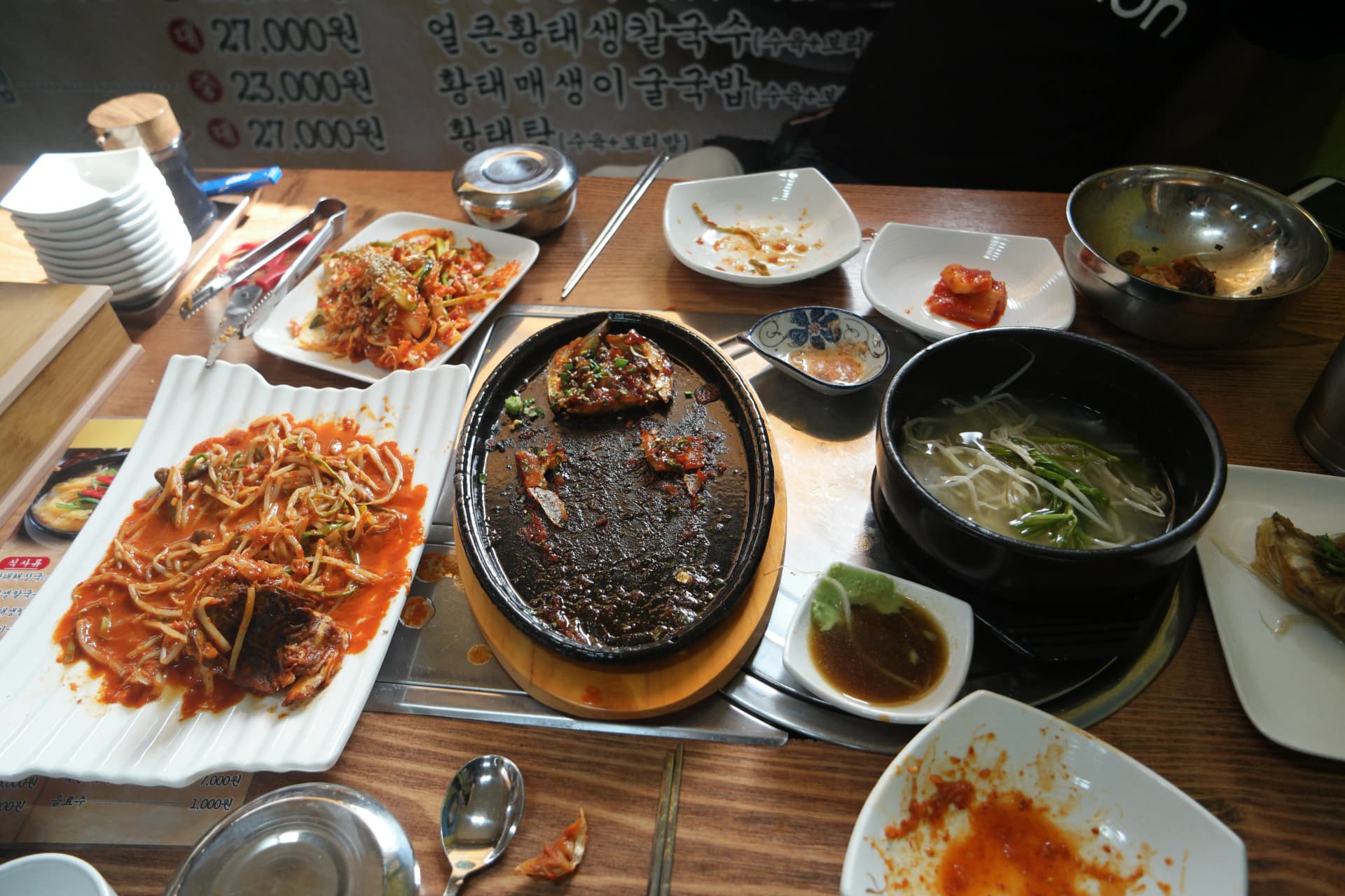 أطباق فارغة بعد الانتهاء — صينية جوريم ووعاء شوربة فخاري فارغان