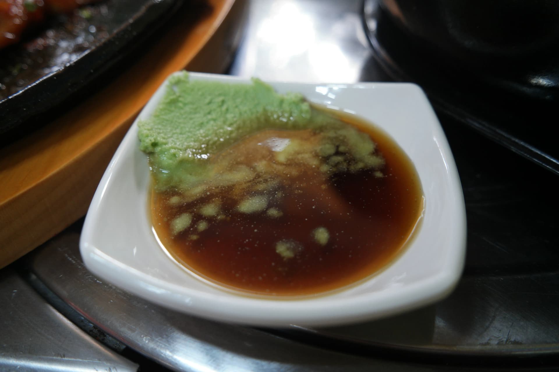 صلصة واسابي مع صويا في طبق صغير — تغميسة هوانغتيه