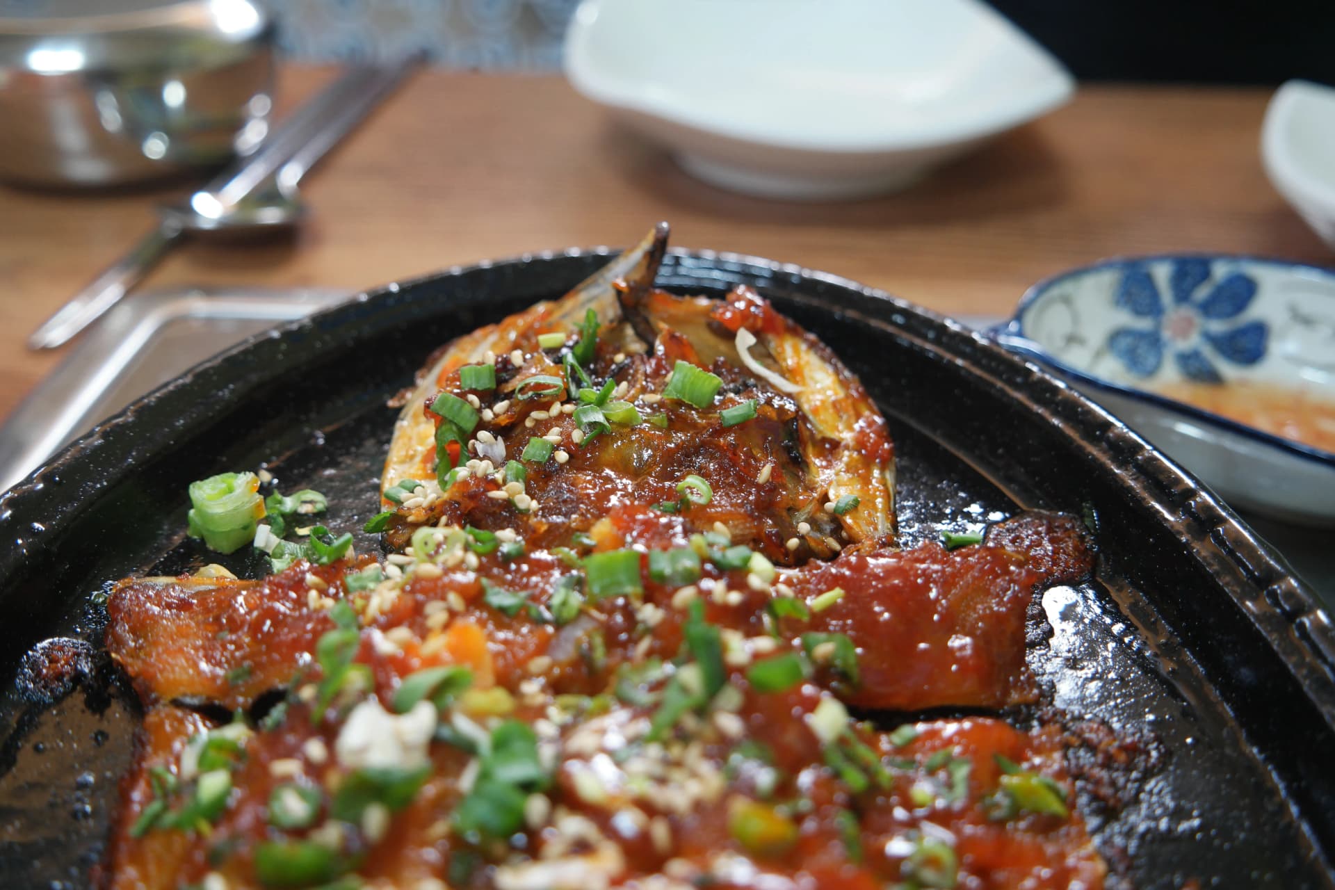 رأس سمكة هوانغتيه جوريم مع الزعانف والصلصة المحترقة على حافة الصينية