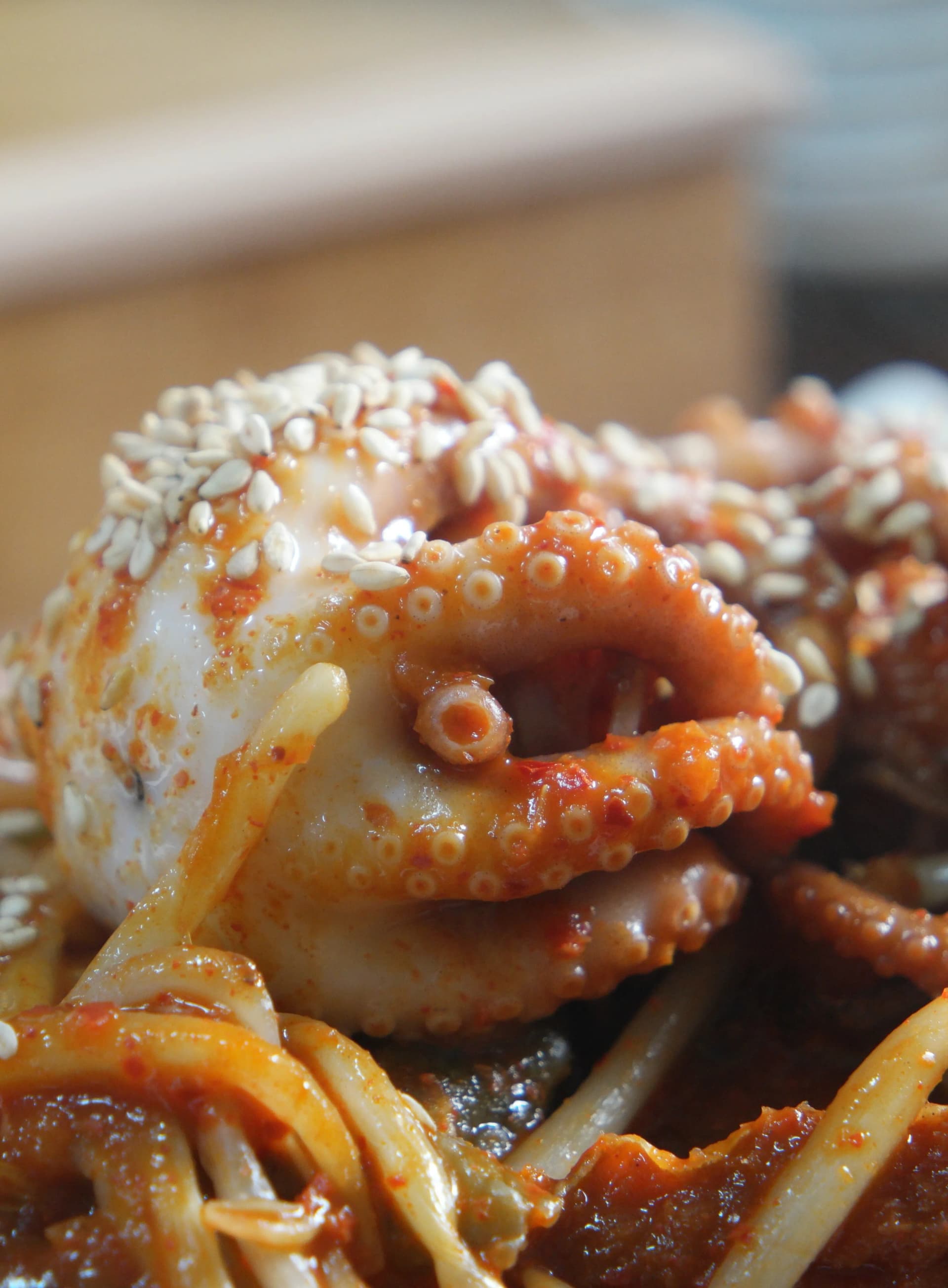 أخطبوط صغير مطبوخ بالصلصة الحارة مع السمسم — أكلات بحرية كورية