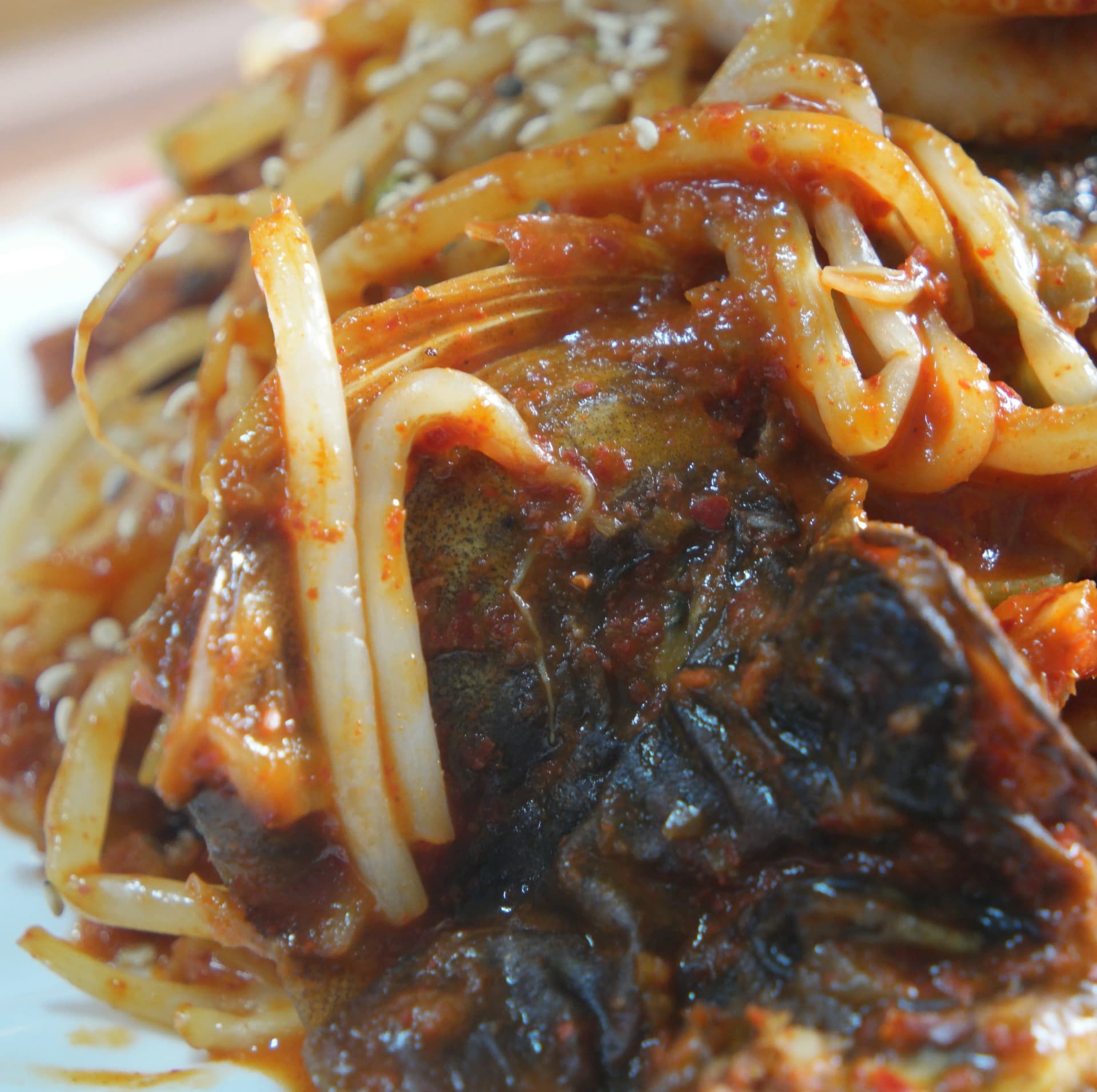 لحم هوانغتيه المنتفخ بالصلصة بين براعم الفاصوليا — سمك مجفف كوري مطبوخ