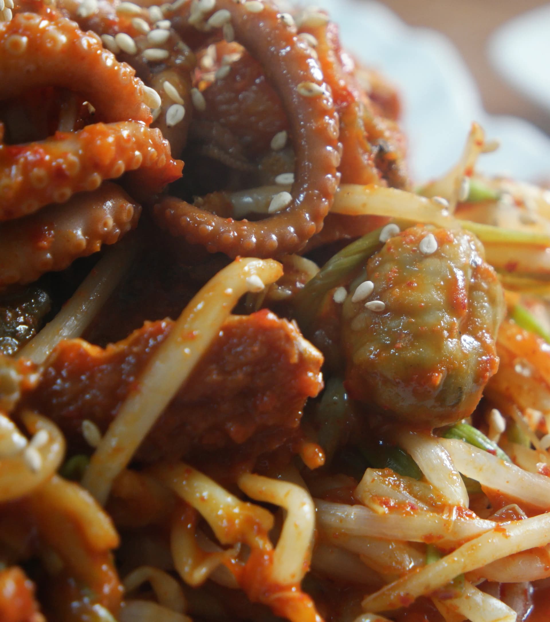 ميدودوك وأخطبوط صغير بين براعم الفاصوليا بالصلصة الحارة