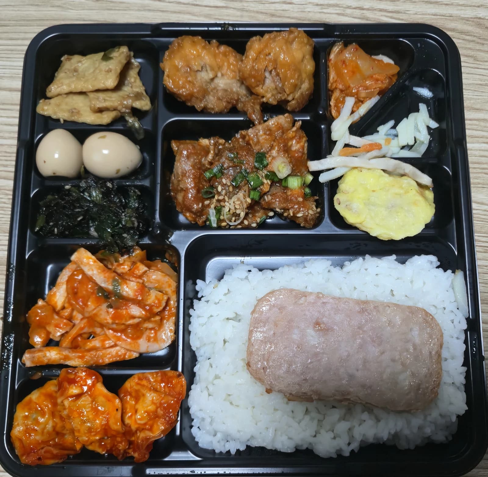 ヘジャロウン弁当2のフィルム除去後 上から見た10マスの全体構成