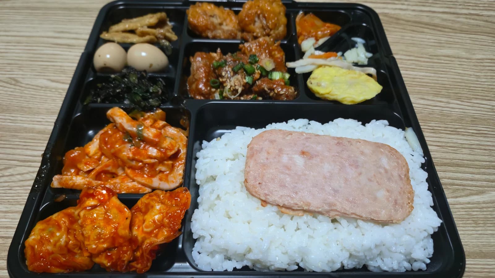 ヘジャロウン弁当2 おかず10マスのクローズアップ写真