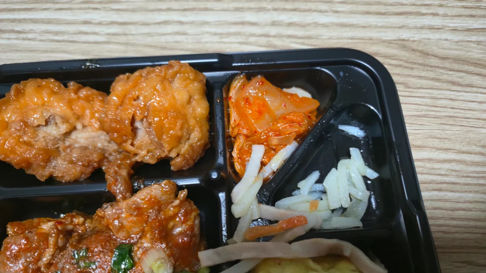 ヘジャロウン弁当2 チキン 炒めキムチ じゃがいも細切り炒めのクローズアップ