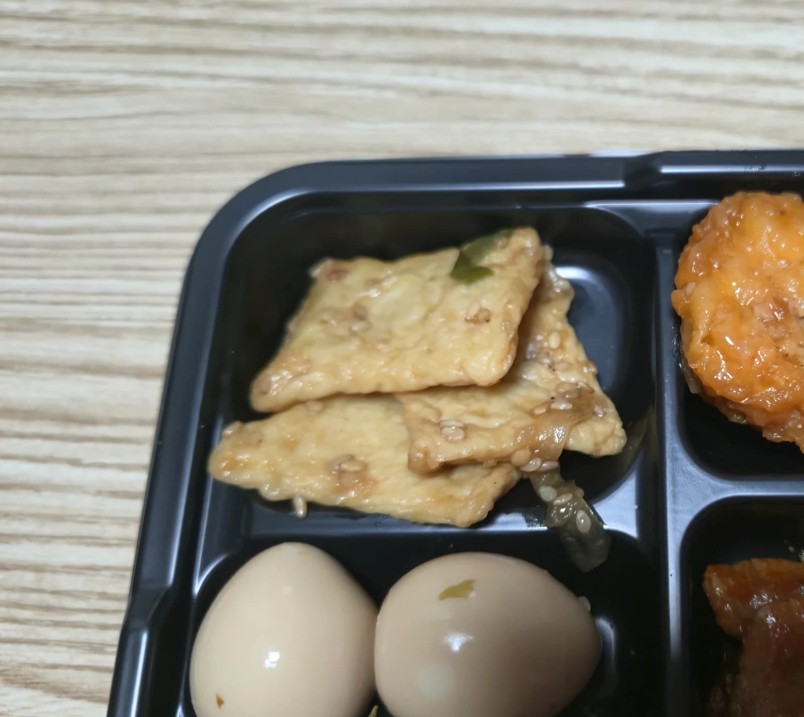 コンビニ弁当 おでん炒め3切れとうずら卵の醤油煮2個