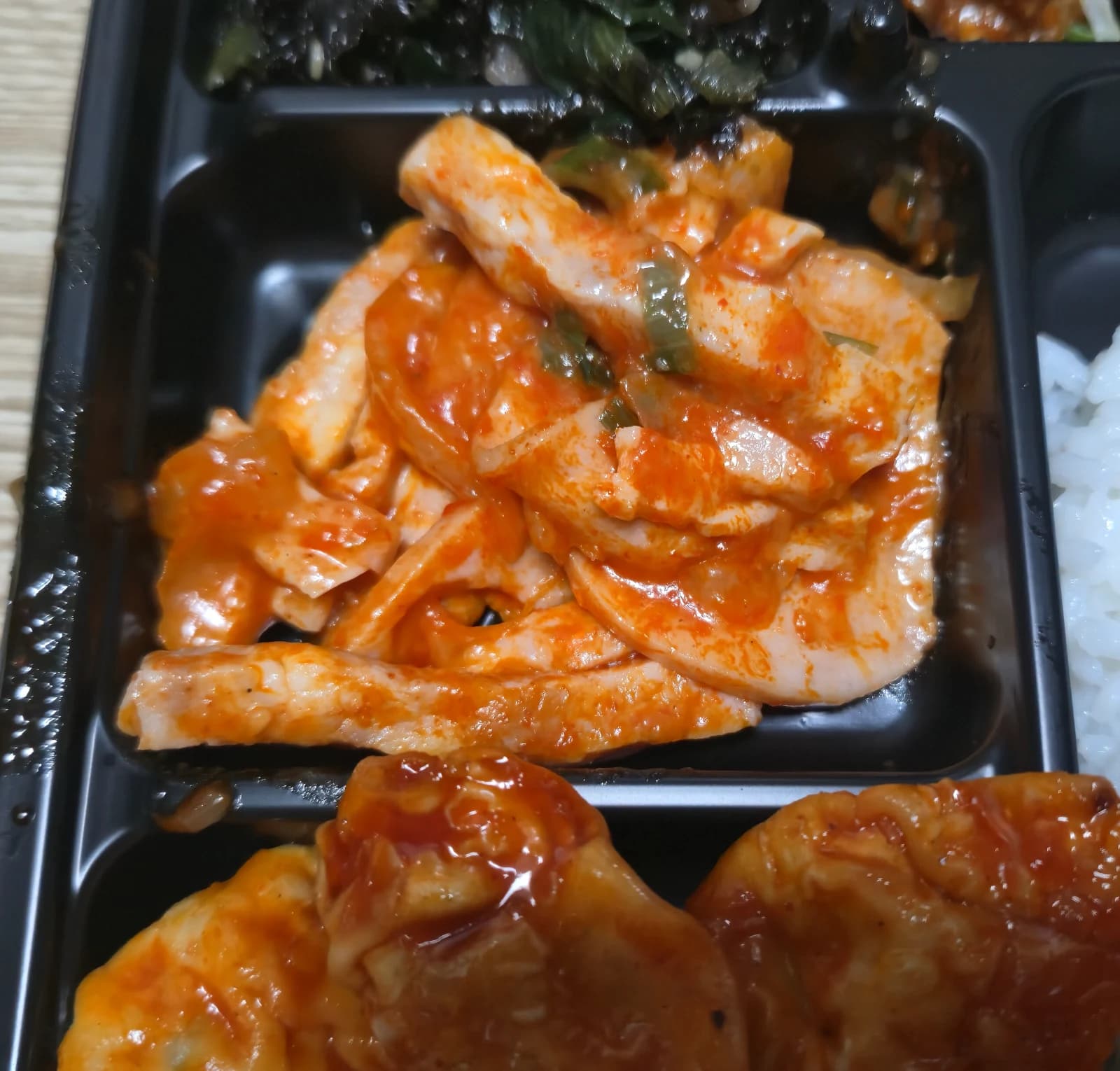 コンビニ弁当 ケチャップソースのハム炒めおかず 塩気のある味