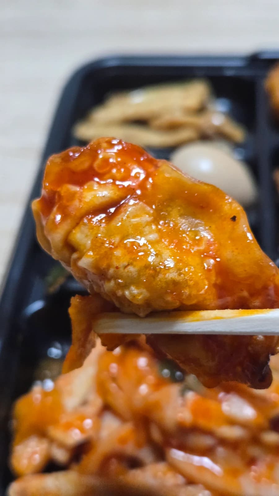 味付け餃子 ソースが染み込んでしっとりした皮のクローズアップ