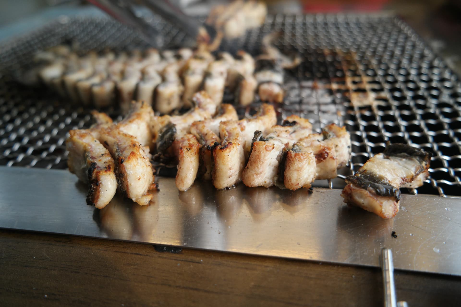 다 익은 민물장어를 직원이 철판 사이드로 빼주는 모습 - 타지 않게 관리 | 하이제이에스비