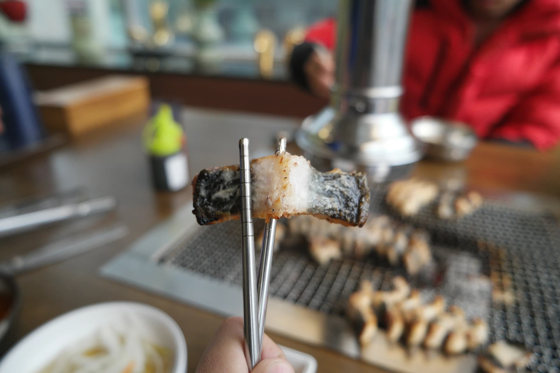 집게로 들어올린 민물장어 단면 - 겉은 노릇 속은 촉촉한 흰살 | 하이제이에스비