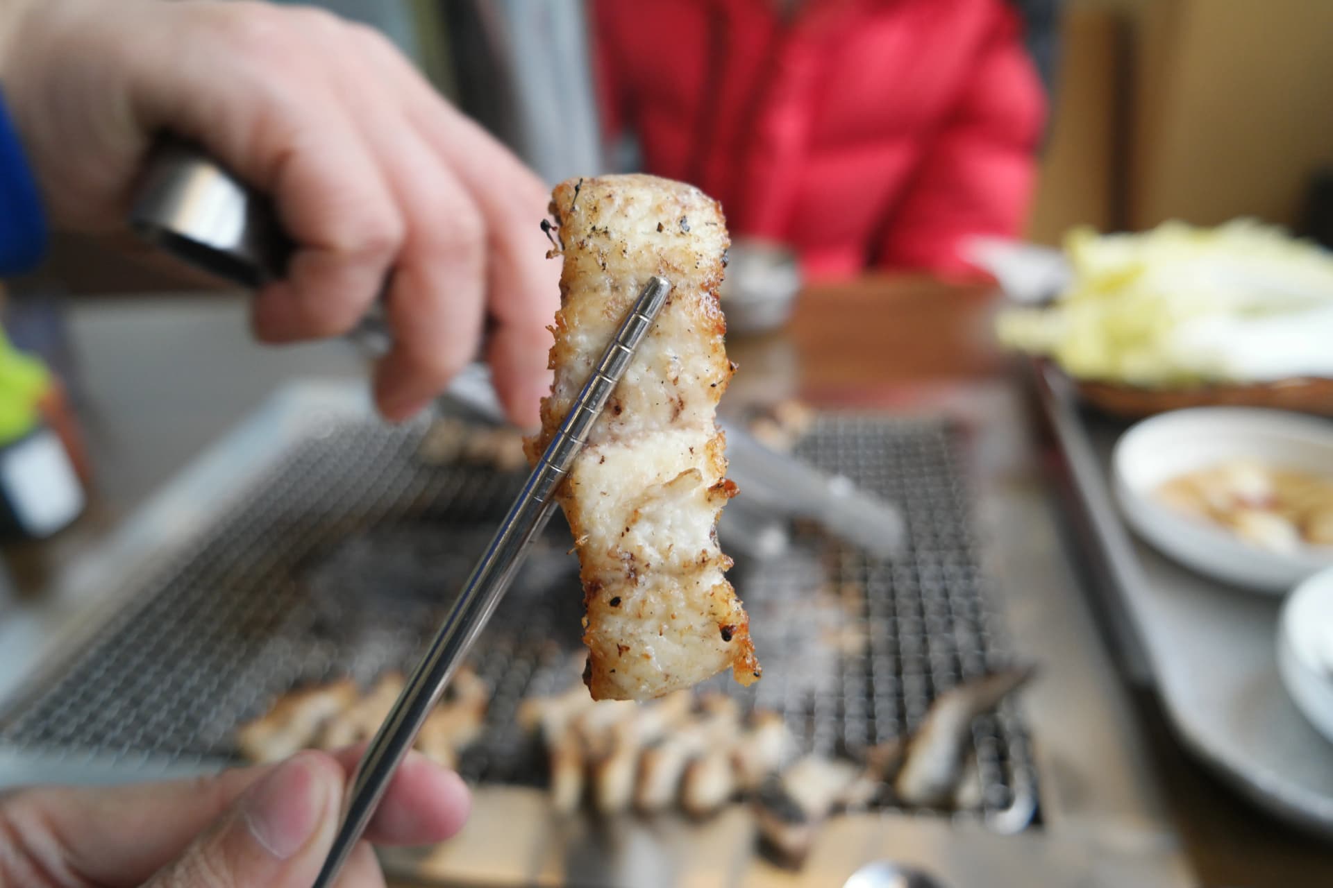젓가락으로 들어올린 민물장어 - 껍질은 짙게 그을리고 살은 하얗고 촉촉 | 하이제이에스비