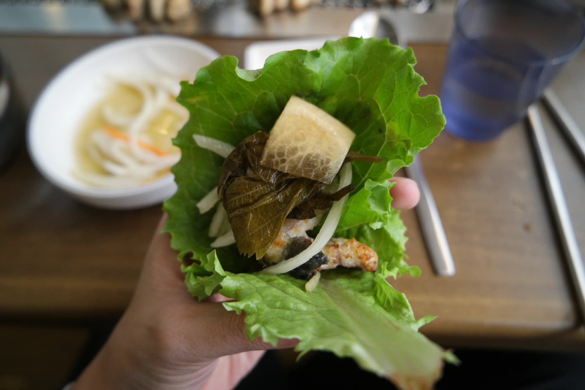상추 깻잎 장어 양파를 올린 풀세트 쌈 - 한국식 민물장어 먹는 방법의 정석 | 하이제이에스비