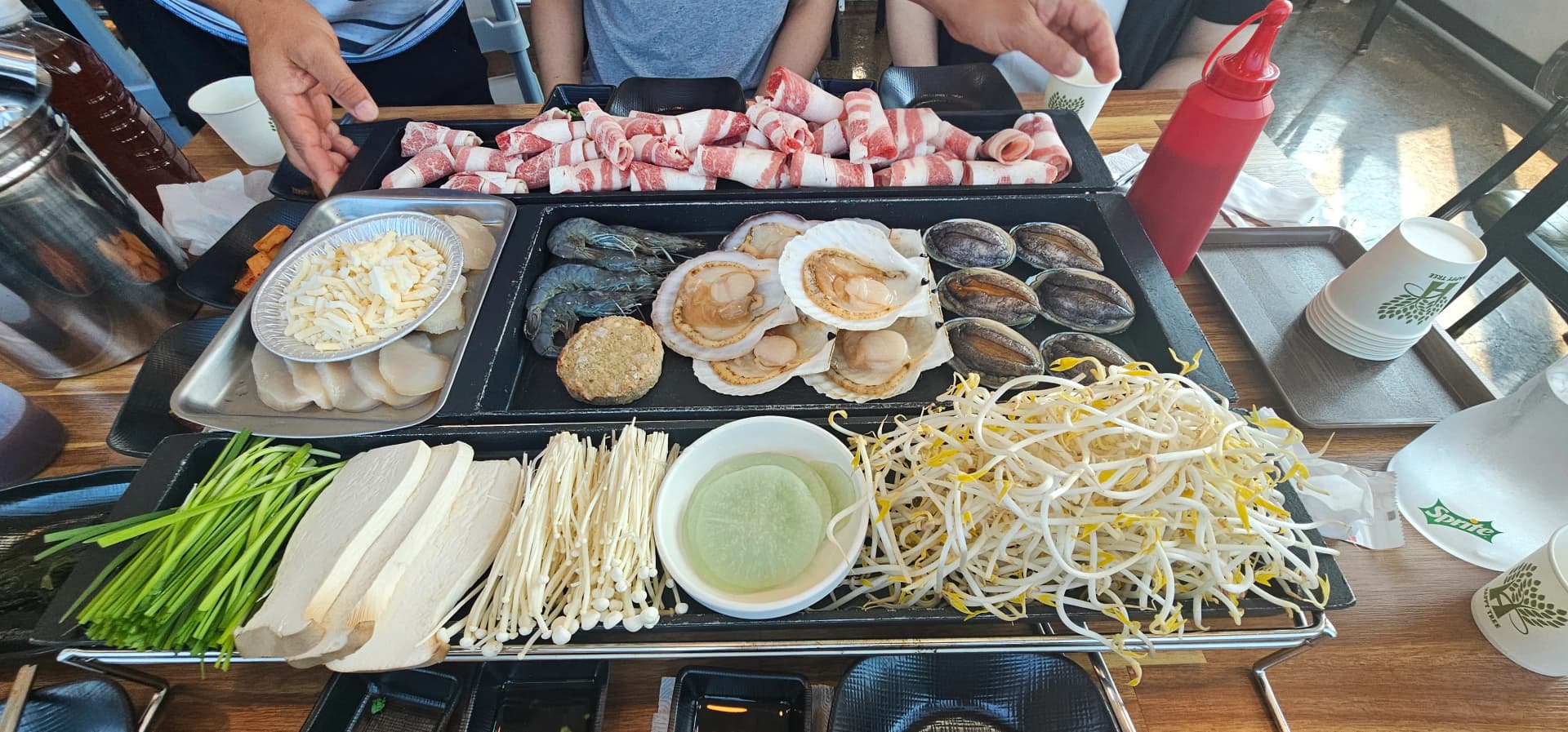 전복 가리비 홍합 새우 차돌박이 숙주나물 팽이버섯이 한 판에 세팅된 한국 바닷가 조개구이 세트 | 하이제이에스비