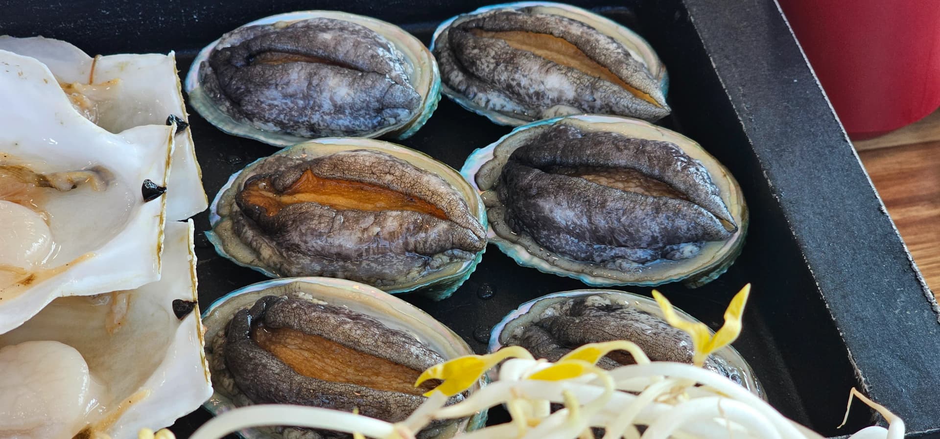 살아있는 전복을 껍데기째 불판 위에 올려놓은 한국식 전복 구이 | 하이제이에스비