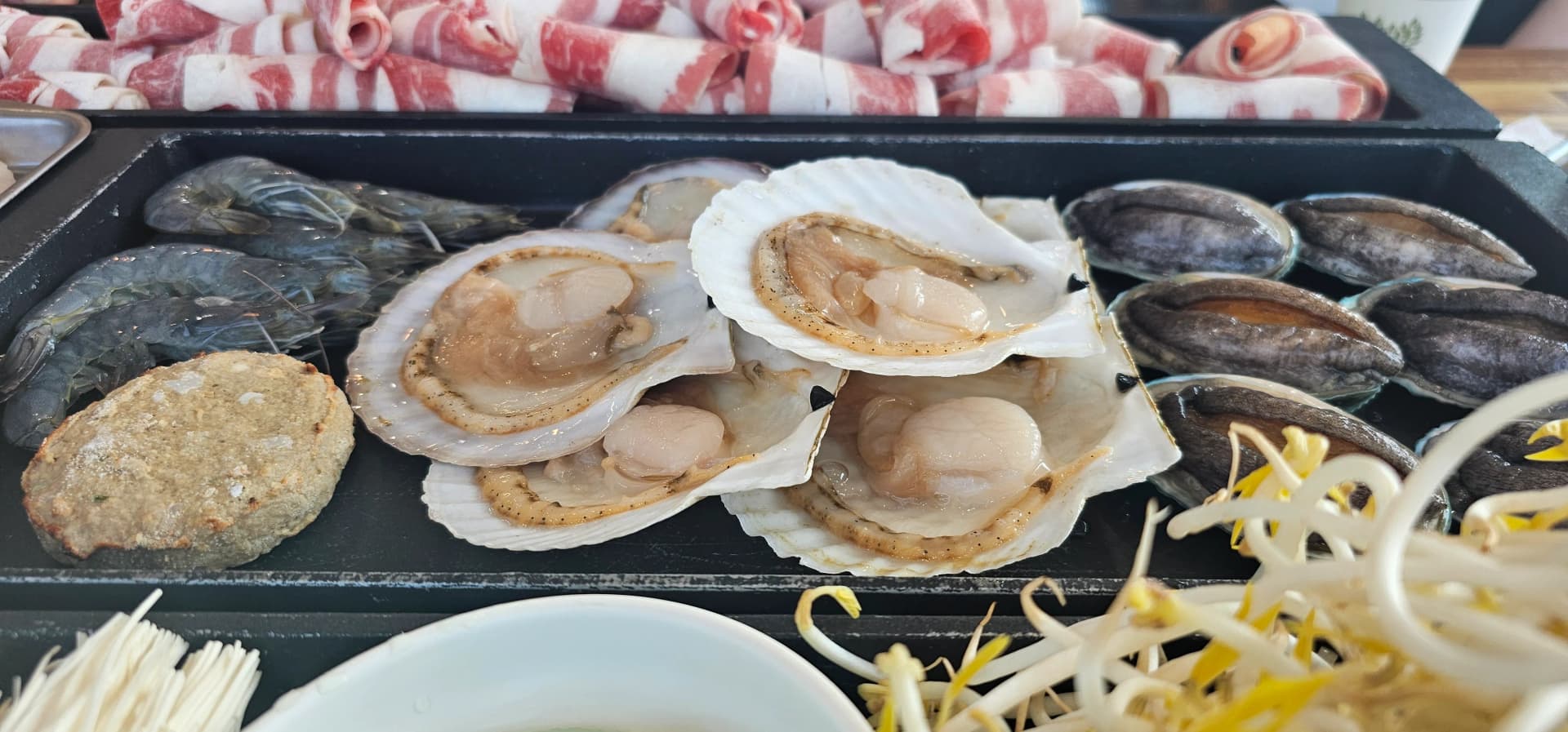 가리비 새우 홍합 차돌박이 숙주나물 팽이버섯이 한 판에 올라간 조개구이 전체 구성 | 하이제이에스비