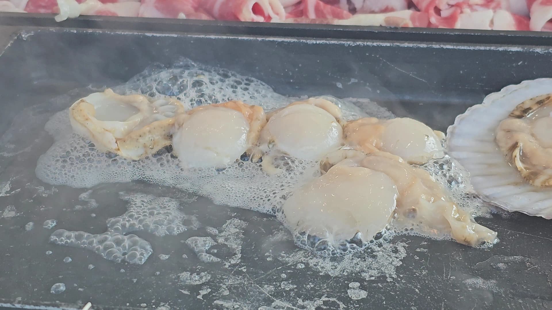 가리비 관자를 껍데기에서 분리해 불판에 직접 구워 겉이 노릇해진 모습 | 하이제이에스비