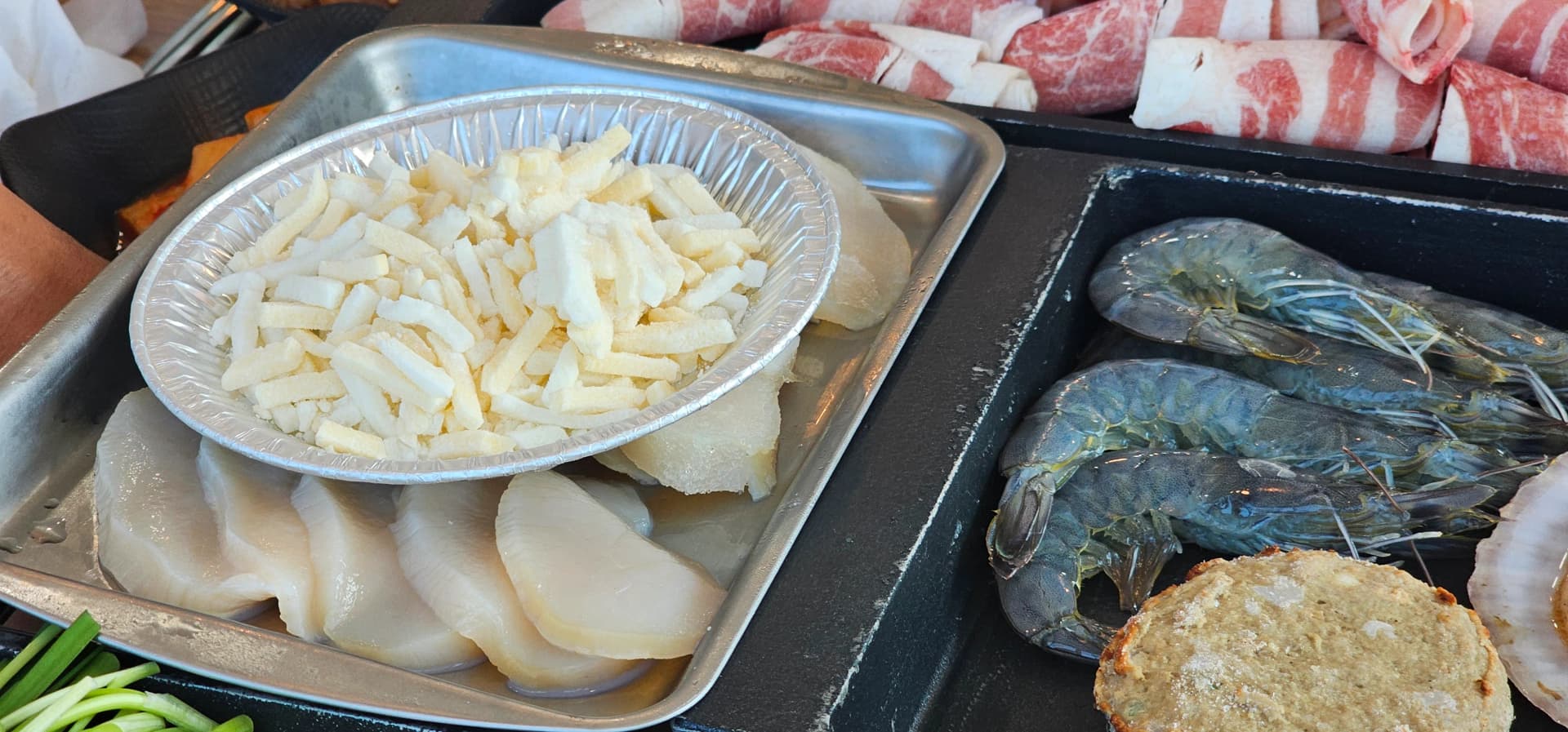 두툼한 키조개 관자 위에 모짜렐라 치즈가 올라가고 옆에 해물완자가 놓인 트레이 | 하이제이에스비