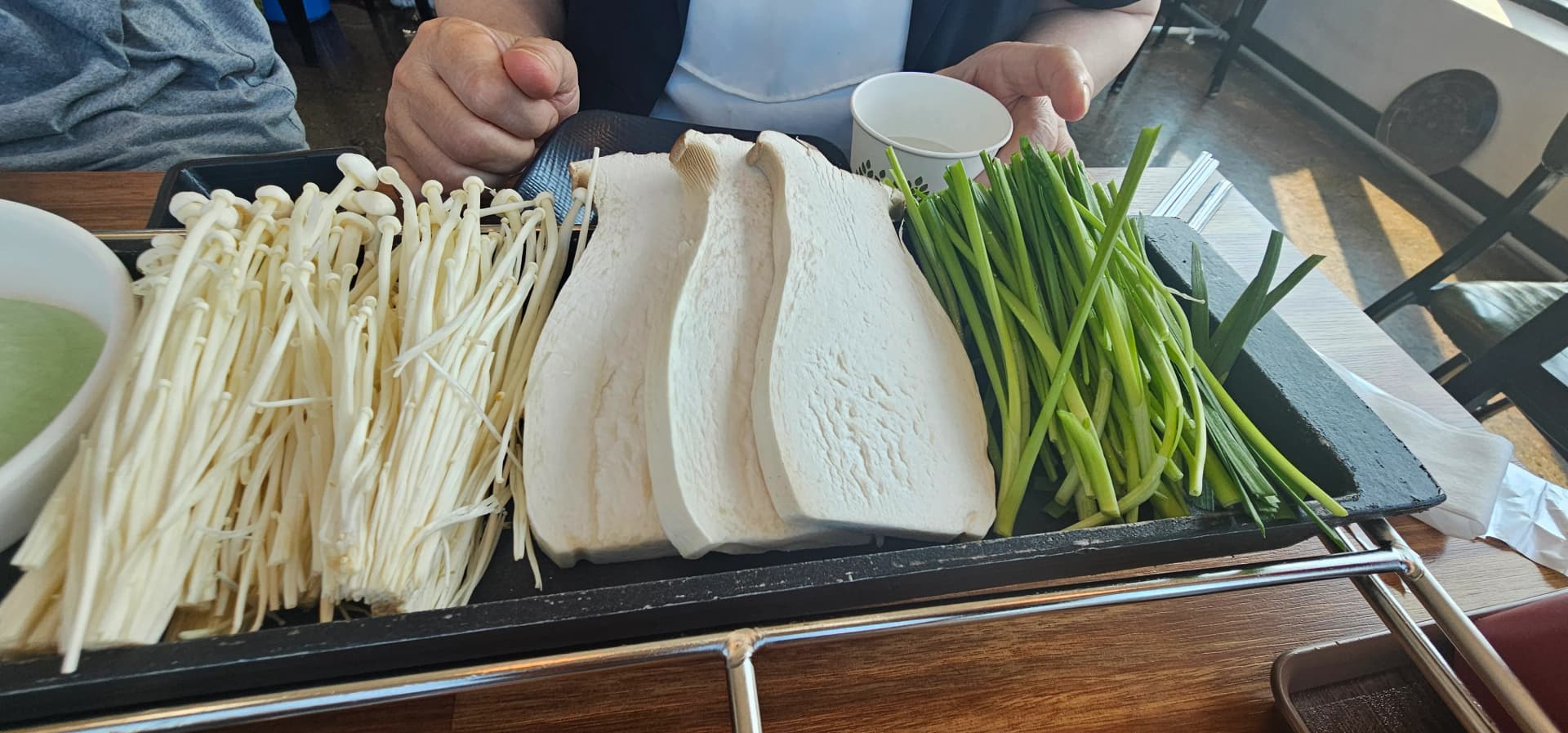 팽이버섯 두부 부추가 한 접시 가득 담긴 조개구이 세트 기본 사이드 | 하이제이에스비