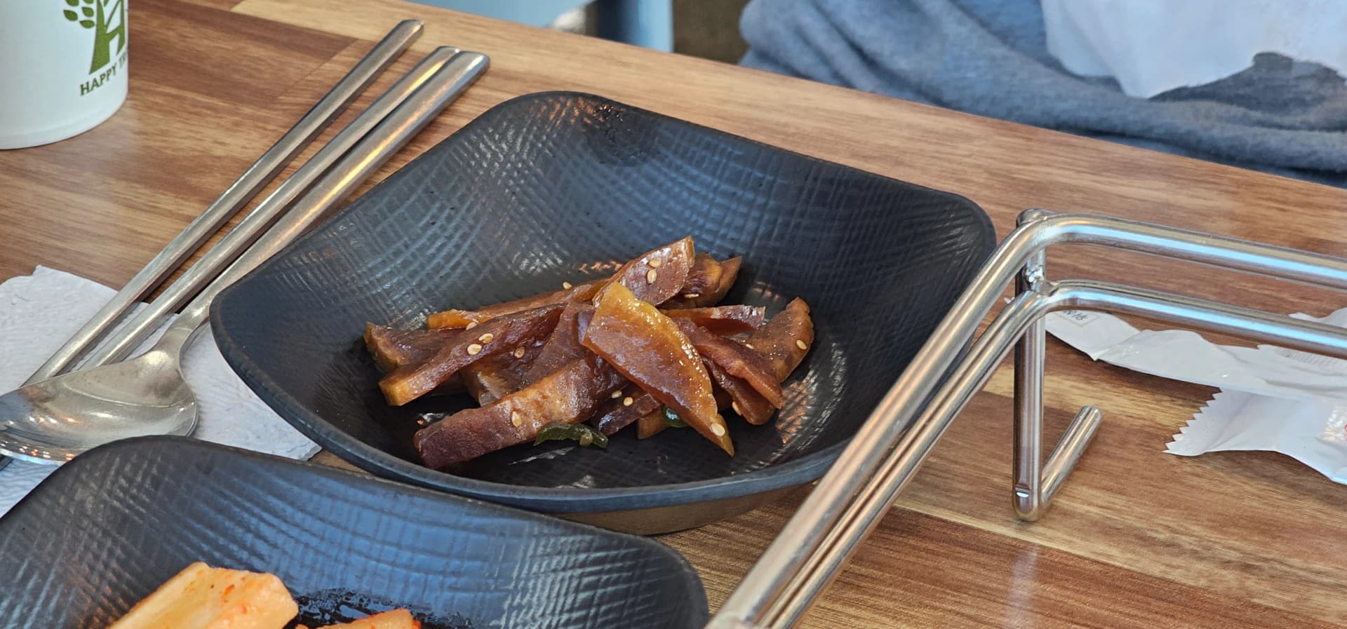 간장에 절인 장아찌 무 마늘 달짝지근한 밑반찬 작은 접시 | 하이제이에스비