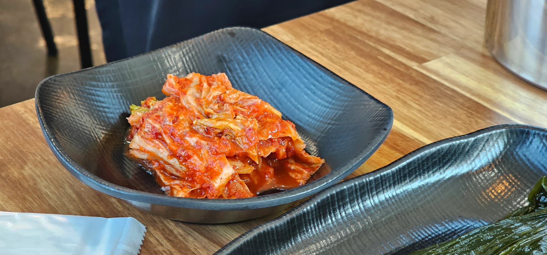 한국 식당 기본 반찬 빨간 김치 | 하이제이에스비